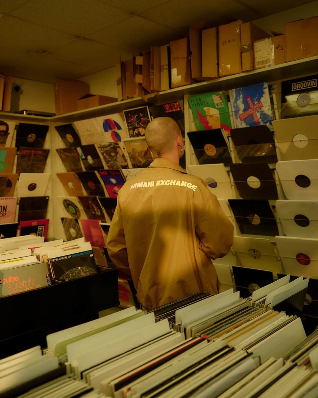 ジョルジオアルマーニのインスタグラム：「Digging records ⁣ ⁣ Vibing with @lacchesi___  and @rinsefrance with A|X Armani Exchange⁣ ⁣ 📸 thomas.fliche」