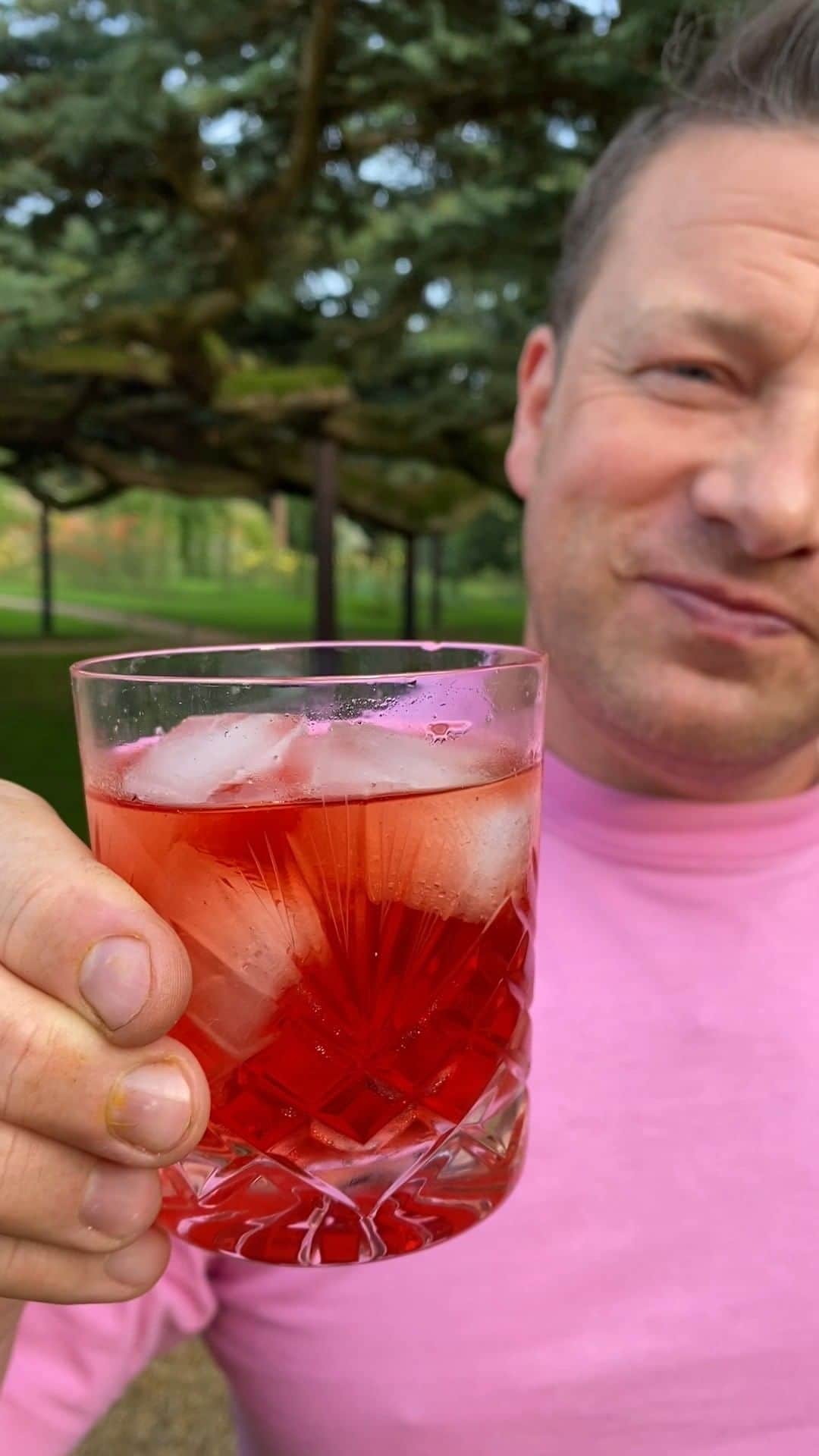 ジェイミー・オリヴァーのインスタグラム：「Some of you will know a #Negroni is one of my favourite cocktails, but have you tried my COFFEE negroni from #JamiesTogether ???! P236 in the book you will need... 150ml Gin 150ml Campari 150ml sweet vermouth 1tsp limoncello 50g of fresh coarsely ground coffee Cheers to the #BankHoliday weekend all!! jox x  #cocktails #weekendvibes #CoffeeCocktails」