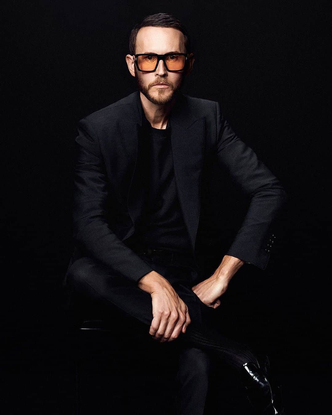 トムフォードのインスタグラム：「The TOM FORD brand is pleased to announce that Peter Hawkings has been appointed Creative Director, TOM FORD.   Peter has been working alongside Tom Ford for nearly twenty-five years, most recently as Senior Vice President of TOM FORD Menswear. In his ascension to Creative Director, Peter will succeed Tom Ford with respect to his responsibilities as Creative Director of Fashion, including womenswear, menswear and accessory categories, assuming the role of lead designer for the fashion segment and fashion shows.   “In Peter Hawkings the brand has found the perfect Creative Director,” said Tom Ford. “Peter began working with me 25 years ago as a menswear design assistant at Gucci and rapidly worked his way up to become the senior men’s designer at the company when he left to join me at the TOM FORD brand. Since the creation of TOM FORD menswear, Peter has been instrumental in the success of the brand. He is an incredibly talented leader with tremendous industry experience, and his appointment gives me confidence that my commitment to creating fashion products with the highest level of design and quality will continue.”   Read more about the appointment at the #linkinbio   Photo Credit: Ferry van der Nat」