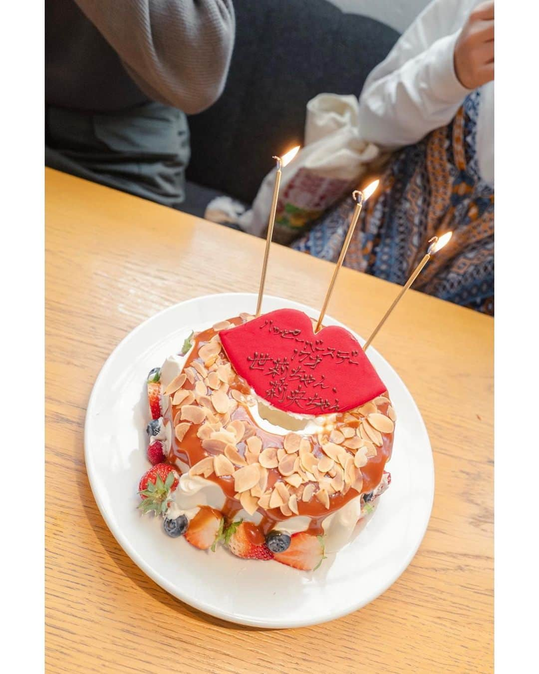 土井地恵理子さんのインスタグラム写真 - (土井地恵理子Instagram)「・ Birthday Lunch🎂 omedeto!!  ブリオッシュのフレンチトーストが美味しいcafeで。 cakeも可愛かった◡̈  #birthday #twins #双子 #お誕生日  #leica #leicap2 #ライカ」4月29日 7時00分 - ericodoiji