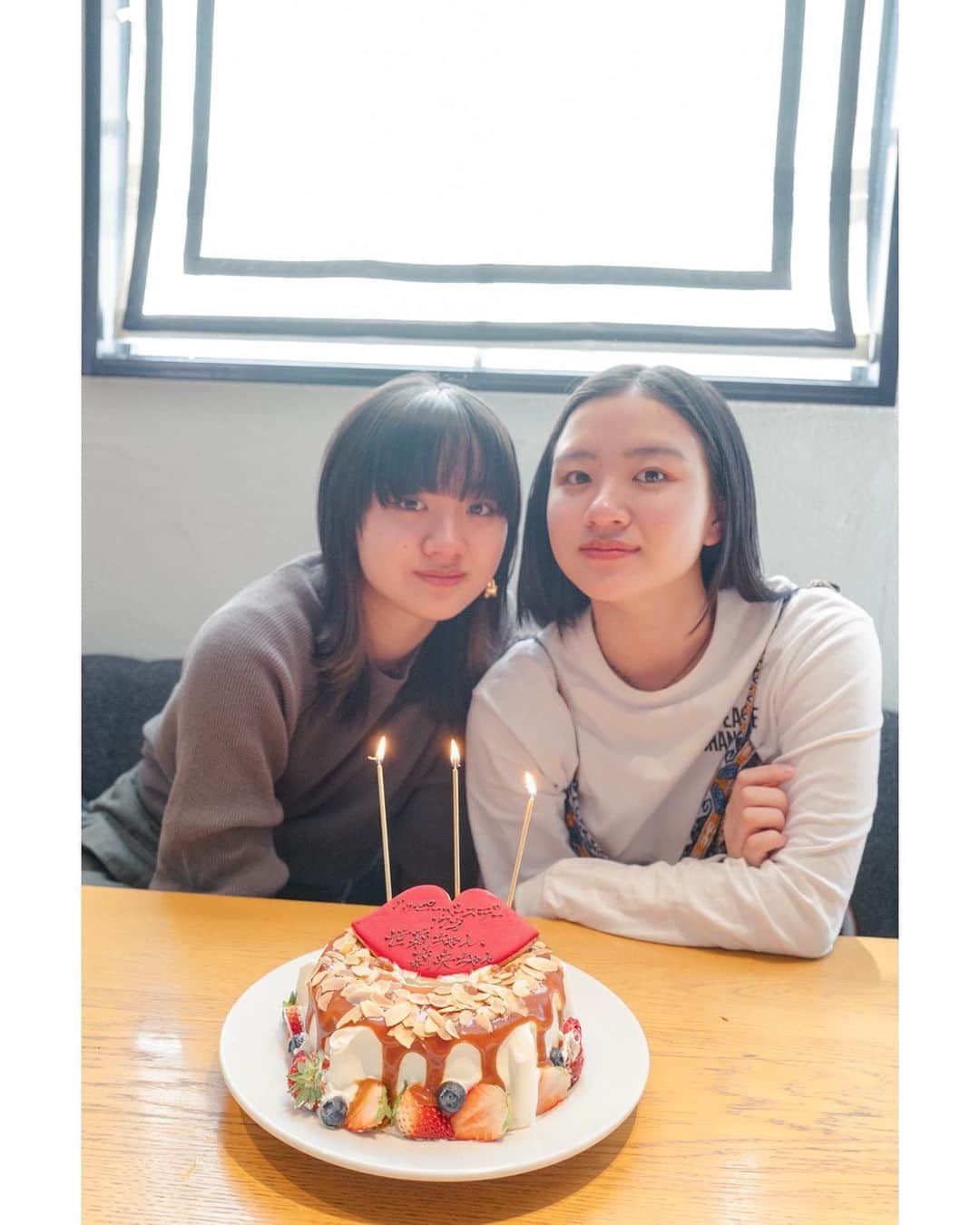 土井地恵理子さんのインスタグラム写真 - (土井地恵理子Instagram)「・ Birthday Lunch🎂 omedeto!!  ブリオッシュのフレンチトーストが美味しいcafeで。 cakeも可愛かった◡̈  #birthday #twins #双子 #お誕生日  #leica #leicap2 #ライカ」4月29日 7時00分 - ericodoiji