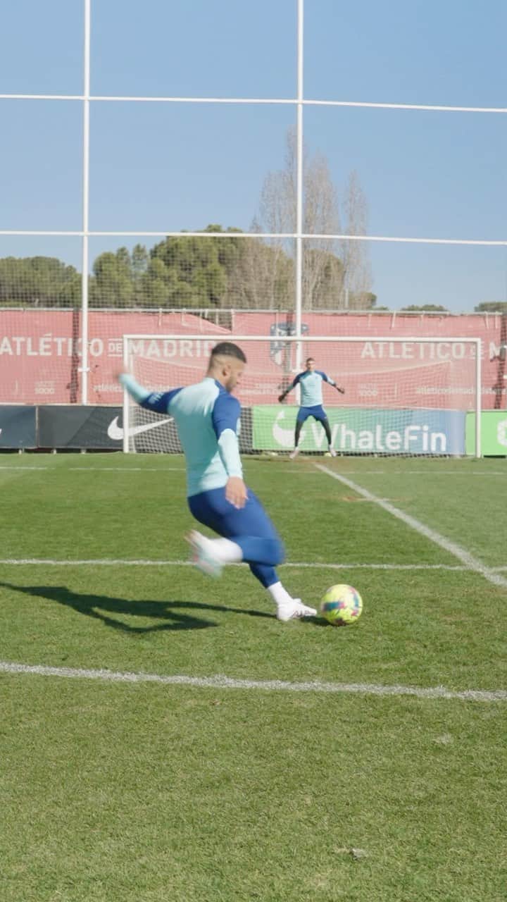 F2Freestylersのインスタグラム：「“Like SUPERMAN eh!” 😂🦸‍♂️  @ivogrbic13 is incredible! NEW VIDEO LINK IN BIO! 🧤  We teamed up with @football_supplements and @atleticodemadrid to take on Croatia and Atletico keeper Ivo Grbic in a EPIC SHOOTING BATTLE! 💥🆚🧤  #footballsupplements #atletico #football #soccer #keepersunion #goalkeeper」