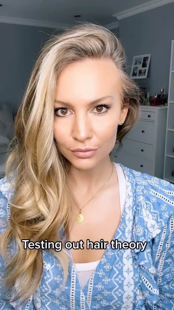 Anna Sacconeのインスタグラム：「What do you think?! 🤔💖👱🏻‍♀️ @jonathanjoly says #2 😂 #hairtheory #hairtheorytrend #annasaccone #blondehair」