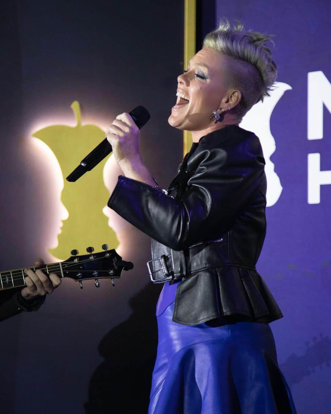P!nk（ピンク）のインスタグラム：「Last night was pure magic. I was honored to receive the National Champion Award from No Kid Hungry along side @alicelouisewaters  @chefsherryyard and @williamssonoma …  and my friend @thejeffbridges. Got to sing and raise much needed funds to end childhood hunger in this country. 1 in 8 kids in America lives with hunger. Join me and get involved so we can make No Kid Hungry a reality.  @nokidhungry 📷 Tyler Curtis/ABImages」