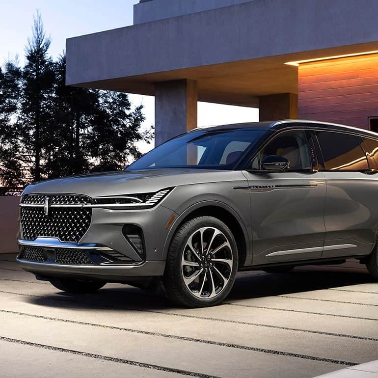 Design Milkさんのインスタグラム写真 - (Design MilkInstagram)「Unveiled at the Shanghai Auto Show, the 2024 @lincoln Nautilus is one of the better looking mid-sized SUVs earmarked for the roads today. Sleek, modern, and delivering much of what is expected today of a contemporary luxury SUV, its more daring attributes reside housed within its boldly designed cabin fashioned to engage all of the senses! 😍 Swipe through to see its interior! \\\ Head to our link in bio to learn more. 🔗  #automotivedesign #car #cardesign #lincolncar #lincolnnautilus #lincolnnautilus2024 #luxurysuv #suv」4月29日 1時58分 - designmilk