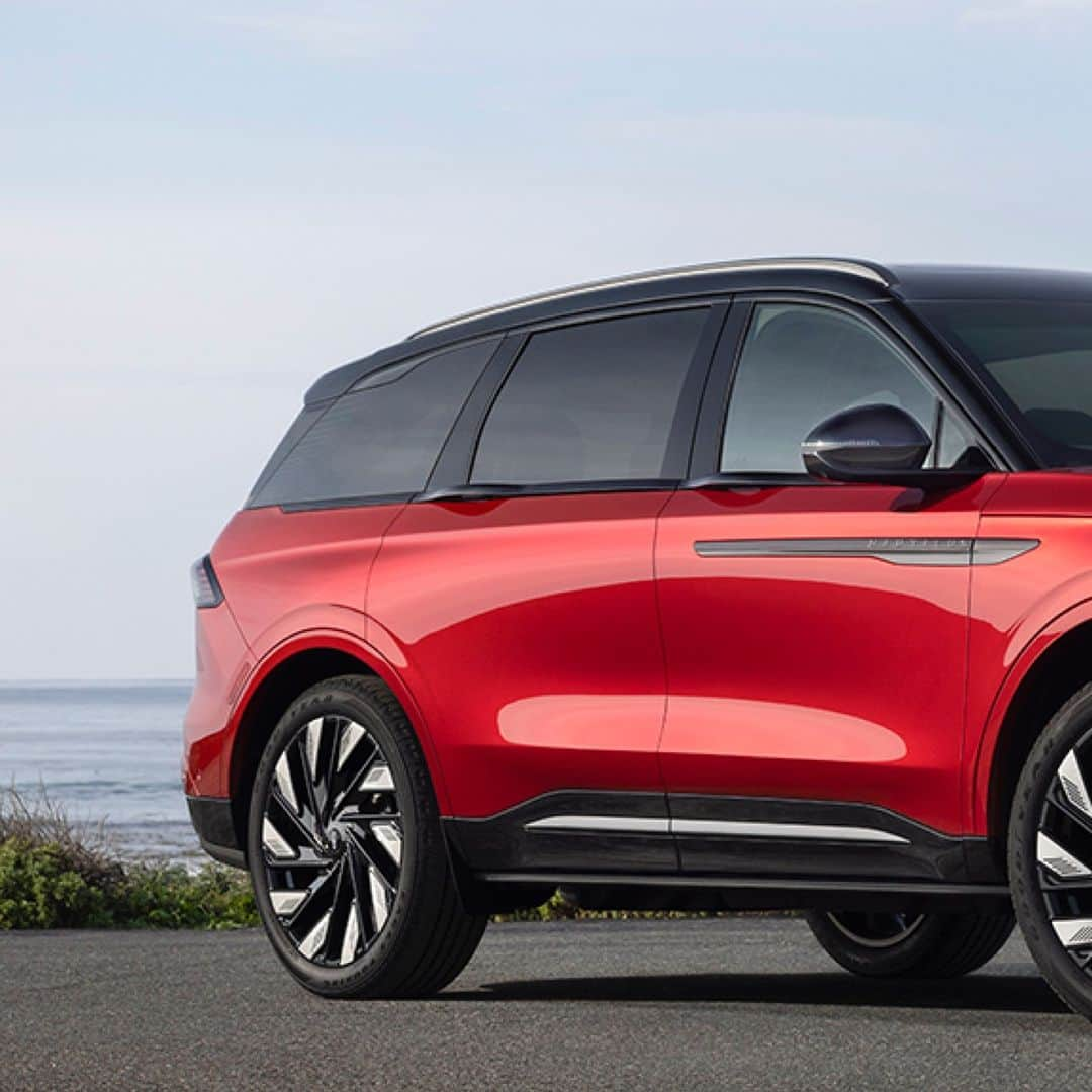 Design Milkさんのインスタグラム写真 - (Design MilkInstagram)「Unveiled at the Shanghai Auto Show, the 2024 @lincoln Nautilus is one of the better looking mid-sized SUVs earmarked for the roads today. Sleek, modern, and delivering much of what is expected today of a contemporary luxury SUV, its more daring attributes reside housed within its boldly designed cabin fashioned to engage all of the senses! 😍 Swipe through to see its interior! \\\ Head to our link in bio to learn more. 🔗  #automotivedesign #car #cardesign #lincolncar #lincolnnautilus #lincolnnautilus2024 #luxurysuv #suv」4月29日 1時58分 - designmilk