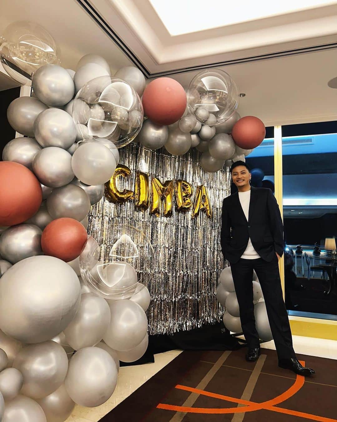 CIMBAのインスタグラム：「BIRTHDAY TRIP in MANILA🇵🇭 オカダマニラの皆さんのご厚意で部屋にバルーンの飾り付け🙌🏽 最高の誕生日旅行になりました。 俺今頭割れてるんだっけ？笑 最高過ぎて忘れてたわ。 #cimba #okadamanila」