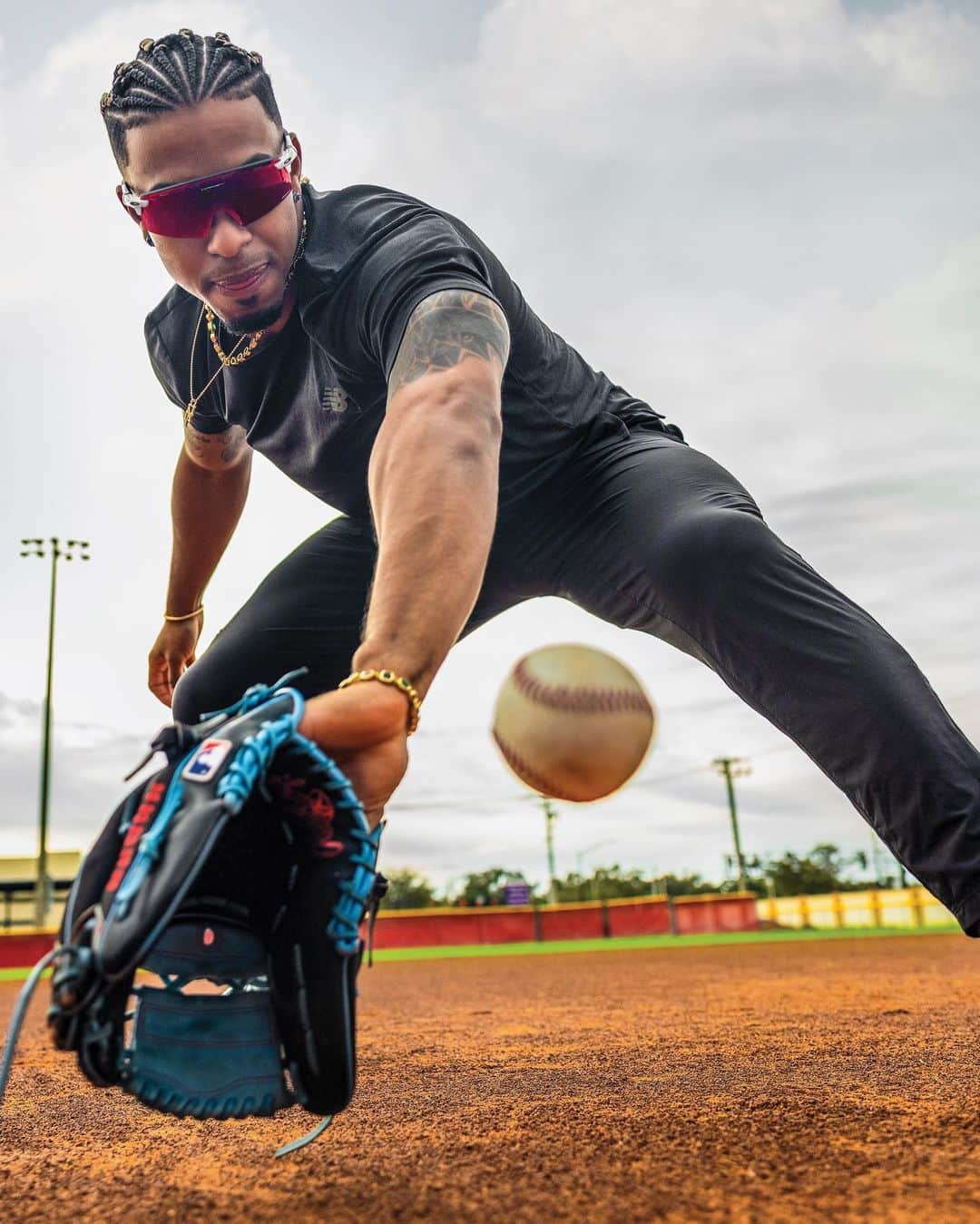 OAKLEYのインスタグラム：「Putting in the work. Continuing to grow. Year 9 and still changing the game. @lindor12bc」