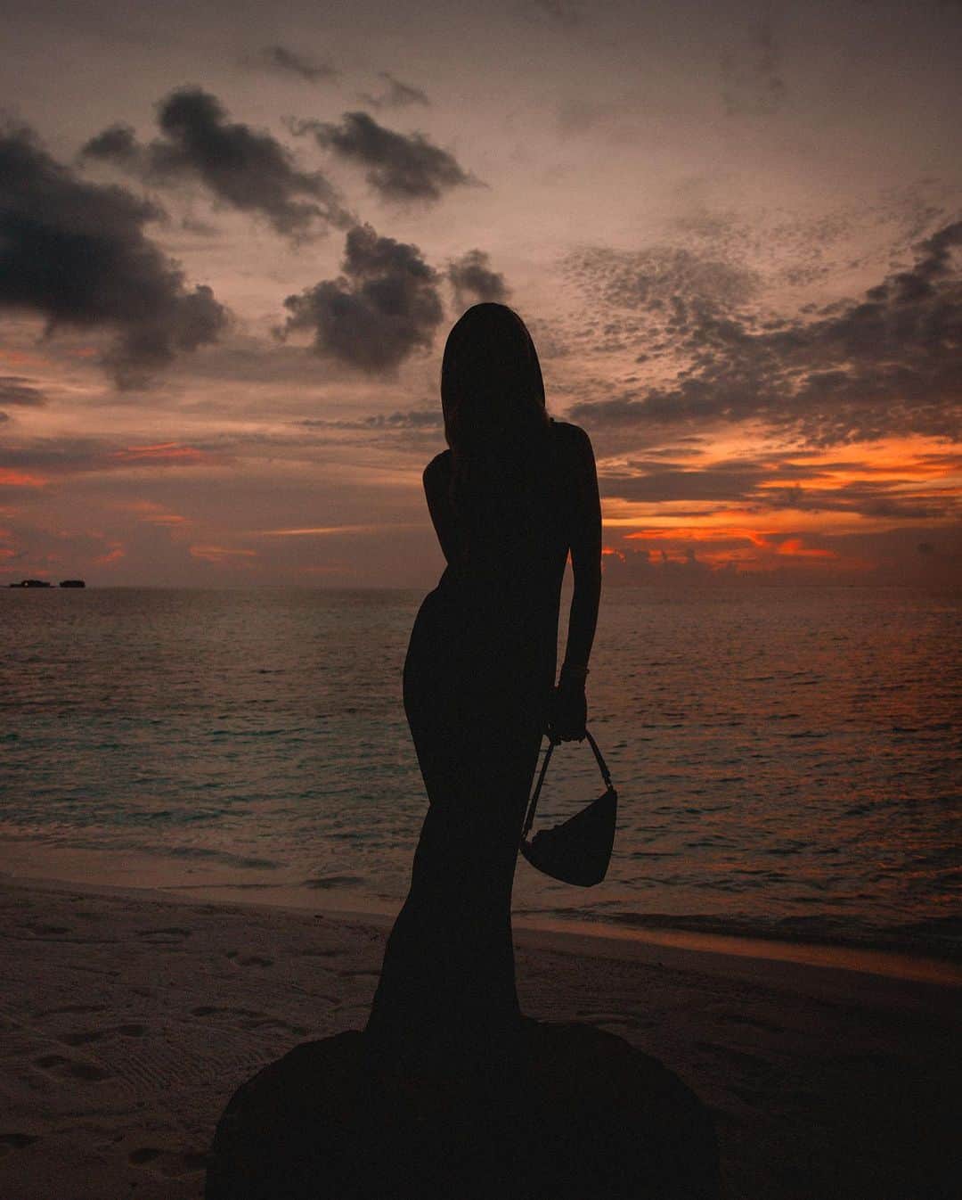 ビクトリアさんのインスタグラム写真 - (ビクトリアInstagram)「{ad} Honey, we’re home. Seven years since we visited @conrad_maldives and it’s just as special as it was. Wearing the prettiest @houseofatana heels and new @ysl for our first evening in paradise ✨」4月29日 1時54分 - victoria
