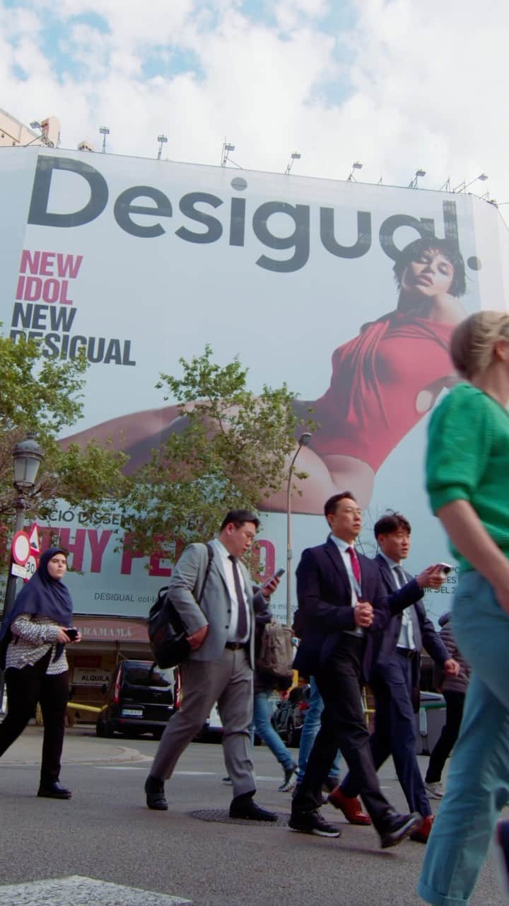 デシグアルのインスタグラム：「Simply magnificent: a billboard in Barcelona to celebrate the rise of a new idol for this #NewDesigual era.   #NathyPelusoxDesigual #NathyPeluso」