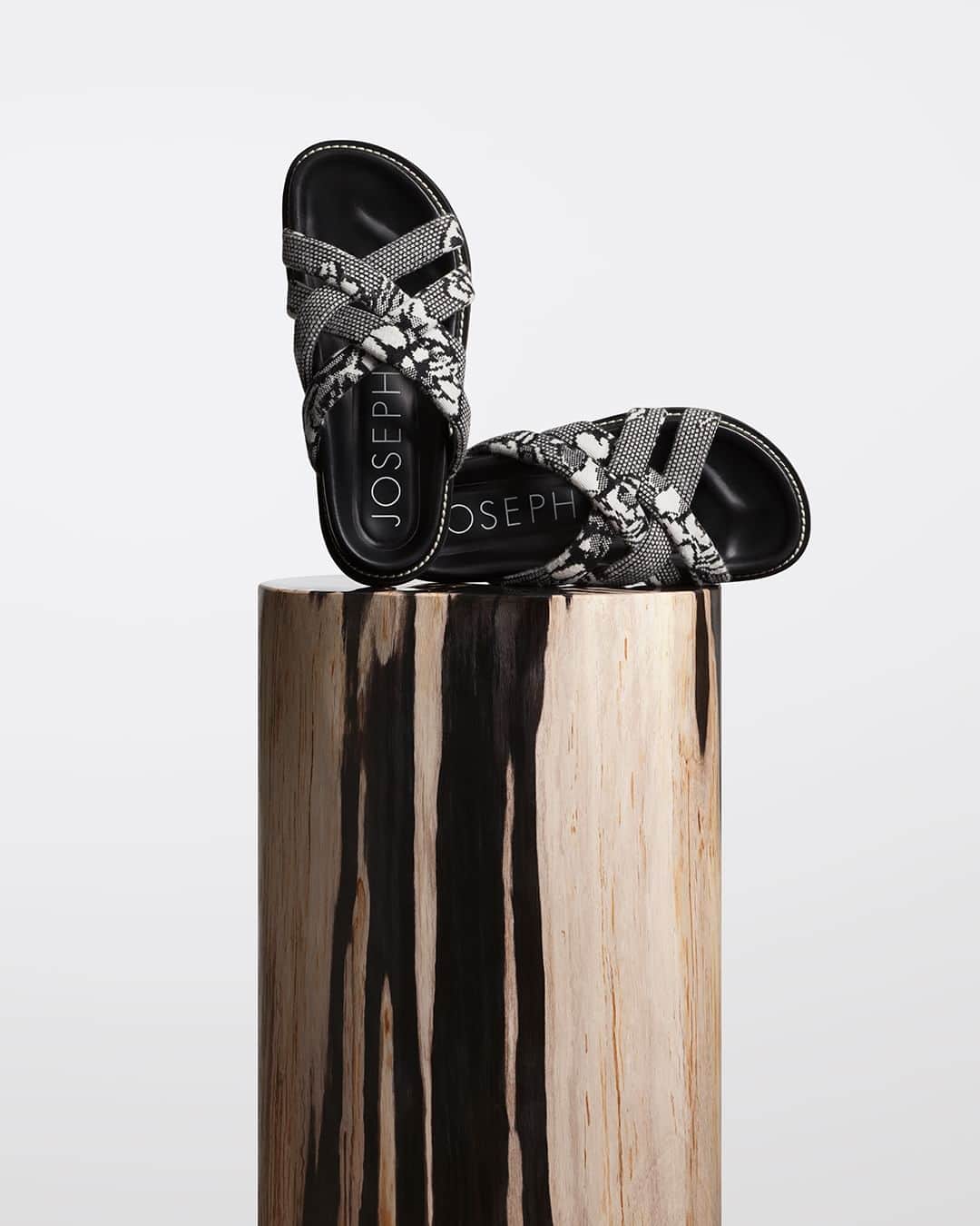ジョゼフのインスタグラム：「The Jamila Sandals  #JOSEPHfashion」