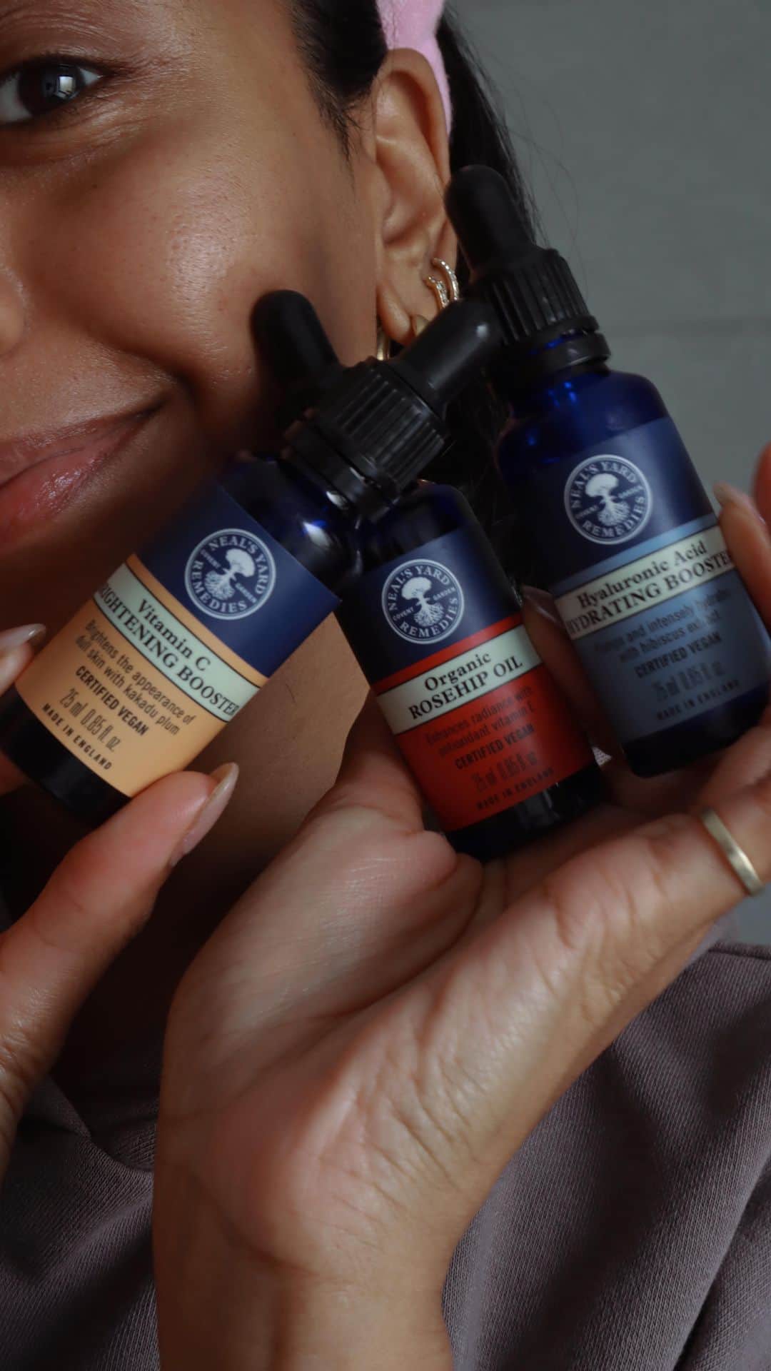 Neal's Yard Remediesのインスタグラム：「AD - @nealsyardremedies have just launched their newest boosters and I’m showing you how I incorporate them into my morning routine. I’m starting with the Vitamin C Booster to help to brighten my skin this morning as it’s looking a little dull from being run down. It absorbs super quickly and adds instant radiance to my skin. It is blended with kakadu plum to further enhance my skins radiance and helps to improve hyperpigmentation. I then move onto using the Hyaluronic Acid booster to help with my dry and dehydrated skin which has been suffering from the wind and recent cold weather! As well as hyaluronic acid, this also include hibiscus extract which contains deeply hydrating properties with instant and long-term support of the skin’s abiility to retain moisture.  All boosters can be used wither on their own or mixed in with a moisturiser, they are super high performing, organic and vegan and easily fit into your skincare routine!」