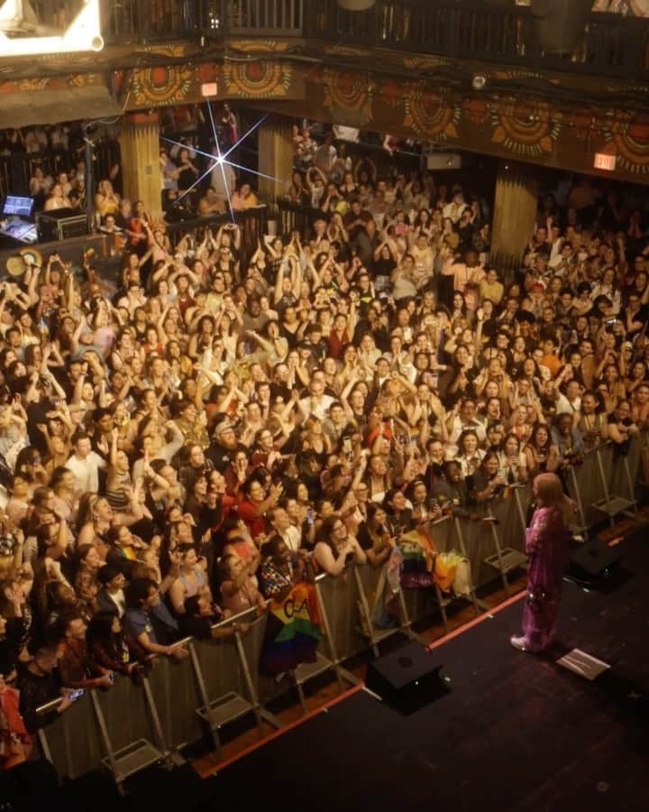 ヘイリー・キヨコのインスタグラム：「Opening night in Orlando was overwhelming. The love and energy that was poured into that room. I will never forget it. Thank you from the bottom of my heart. You inspire me to keep going. This tour continues to surprise me in so many ways and we are just getting started. I LOVE YOU  Videos from @yk, @codyjayartistry, and pynkladyy (via Twitter)」