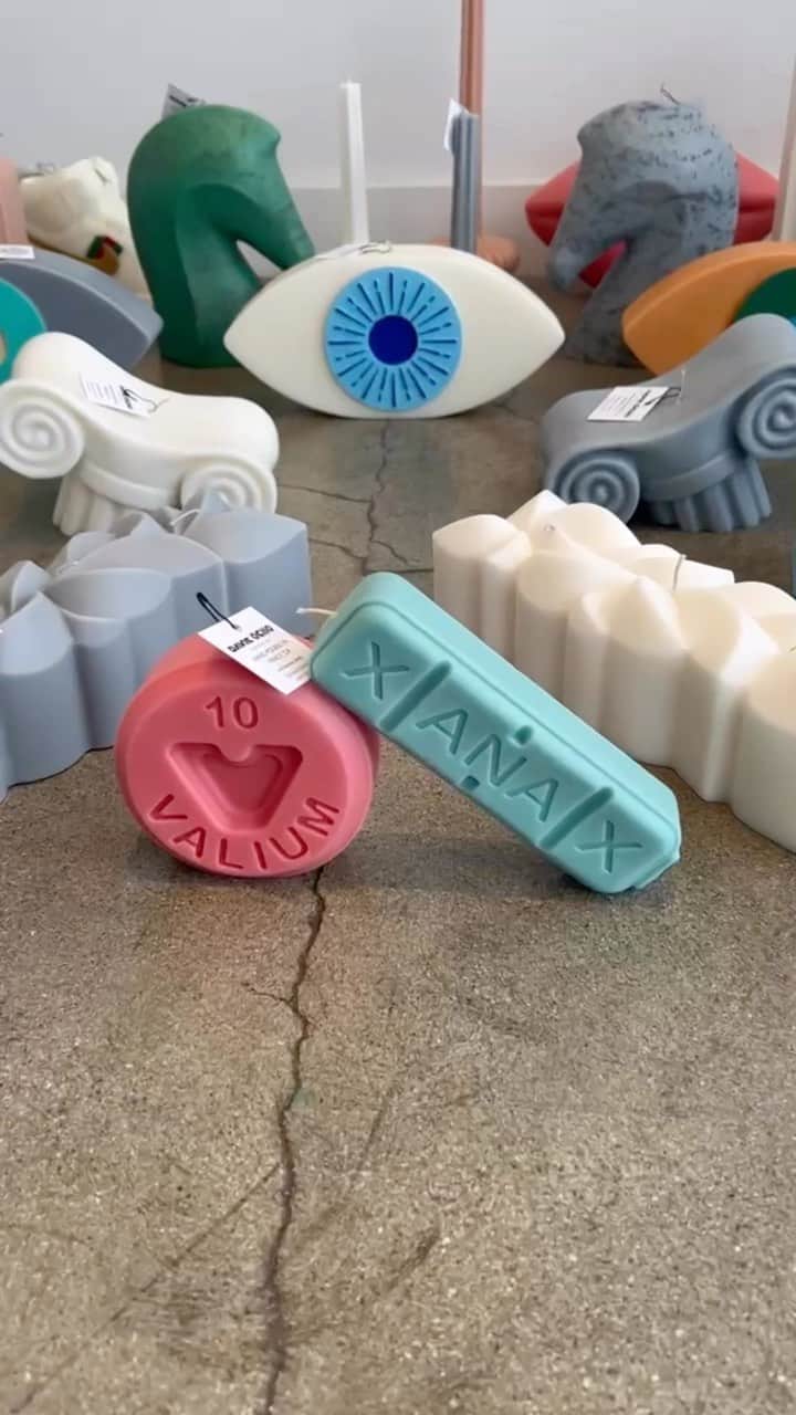 カレンザンボスビンテージクチュールのインスタグラム：「TODAY !!! We’re baaaaaack with more candles from @davieochocandleco at 4:30 PM PST / 7:30 PM EST on @covetbychristos ✨👁️🐴🎩🏛️ And as if *that* wasn’t amazing enough, there will be a special guest on the show - Davie himself will be joining us on the live as well!」