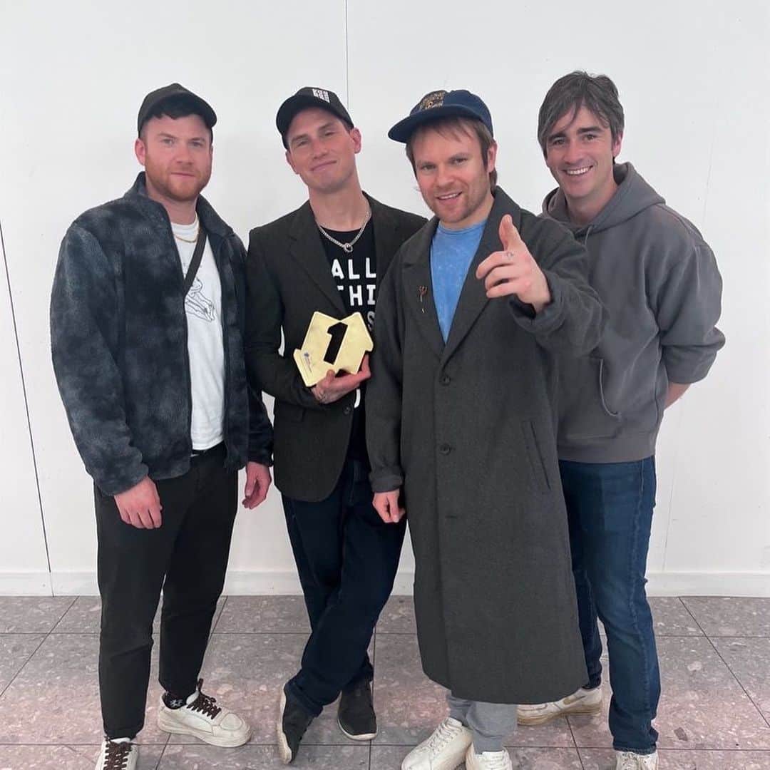 Rock Soundのインスタグラム：「They’ve done it! Congratulations to @entershikari on hitting No.1 on the UK album chart with ‘A Kiss For The Whole World’ 🎉   📸 Official Charts Company   #entershikari」