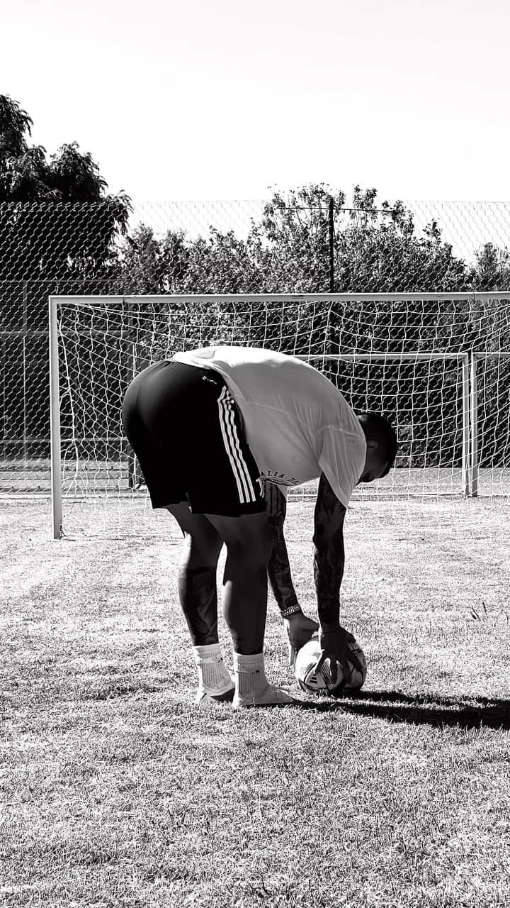 レアンドロ・ダニエル・パレデスのインスタグラム：「🤍⚽️ Algunas imágenes de una tarde de entrenamiento con @leoparedes20 🔥  👊🏽@pros.creative」