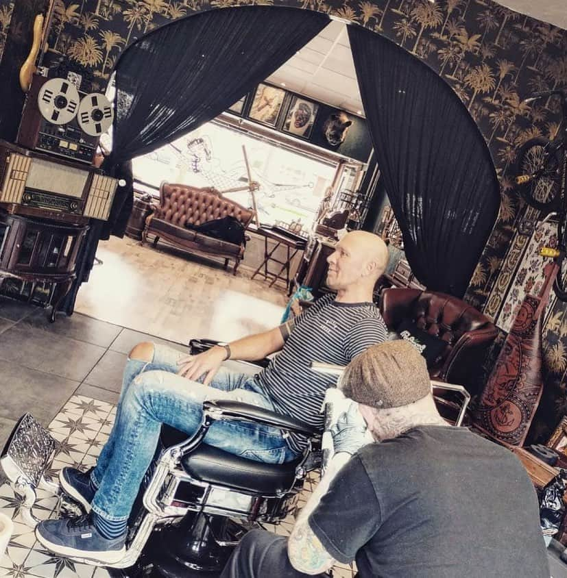 ベン・ソーンダースさんのインスタグラム写真 - (ベン・ソーンダースInstagram)「my view of the shop @craftmanstattoo 🙏」4月29日 2時09分 - bensaundersmusic