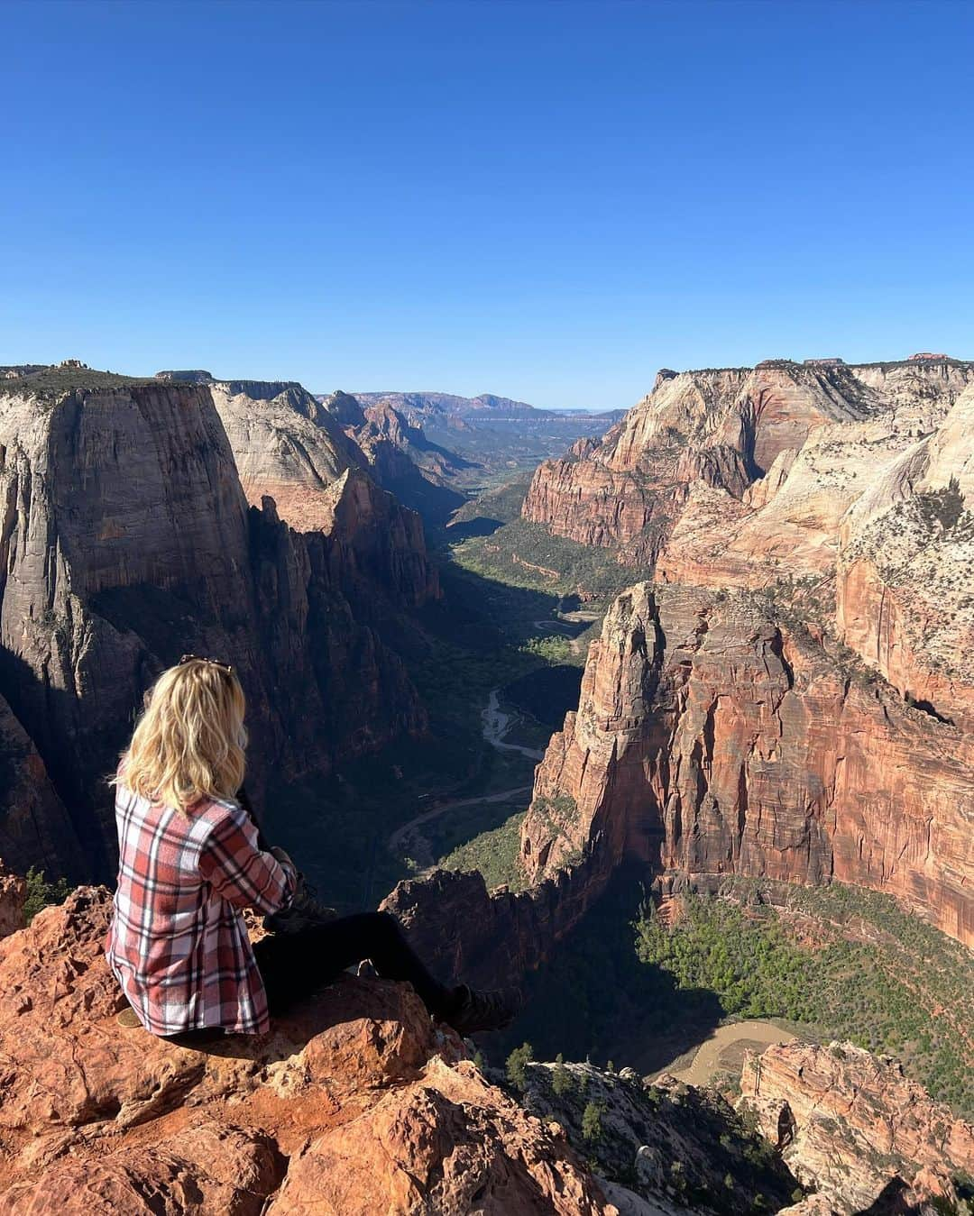 Zanna Van Dijkさんのインスタグラム写真 - (Zanna Van DijkInstagram)「Utah, it’s been a pleasure 🇺🇸   This has been one of my favourite holidays EVER! So here’s one final photo dump of some memorable moments from our two week USA road trip 🚗💨  1️⃣ Day one. Crossing the border from Arizona into Utah, we could see Monument Valley on the horizon and the excitement was building! 2️⃣ Double Arch. We hiked 30km+ this day so we could see every arch in the park! 3️⃣ Do you recognise this road from a famous film? Let me know the name in the comments if you do!  4️⃣ Entering our favourite national park of them all, home to the most dramatic landscapes we saw! 5️⃣ Our favourite viewpoint in Zion, we could have spent all day here! 6️⃣ A lady snapped this photo of us taking in the views in Canyonlands and then airdropped it to us, I love it. P.s. they think this crater was caused by a meteor!  7️⃣ I loved our picnic lunches out of our cool box every day. And I became addicted to sugar free Powerade. I need to find it in the UK! 8️⃣ Happy beans. Little did I know Ant was going to propose later this day! 9️⃣ We caught up with some friends and did the hike to Cassidy Arch in Capitol Reef together. It was a highlight of that national park! 🔟 One of our favourite “in between” stops. Willis Creek slot Canyon. A mind blowing demonstration of the power of water!   Stay tuned! There’s plenty more Utah content to come including comprehensive travel guides on my website 🫶🏼♥️ #utahroadtrip #southernutah #mightyfiveutah #mightyfive」4月29日 2時13分 - zannavandijk