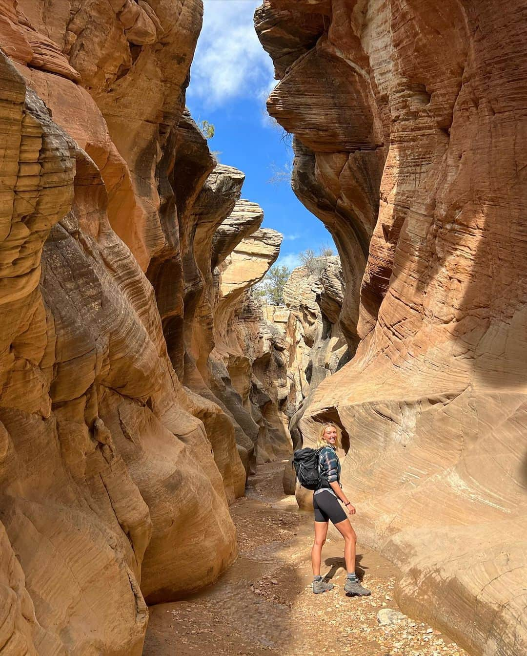 Zanna Van Dijkさんのインスタグラム写真 - (Zanna Van DijkInstagram)「Utah, it’s been a pleasure 🇺🇸   This has been one of my favourite holidays EVER! So here’s one final photo dump of some memorable moments from our two week USA road trip 🚗💨  1️⃣ Day one. Crossing the border from Arizona into Utah, we could see Monument Valley on the horizon and the excitement was building! 2️⃣ Double Arch. We hiked 30km+ this day so we could see every arch in the park! 3️⃣ Do you recognise this road from a famous film? Let me know the name in the comments if you do!  4️⃣ Entering our favourite national park of them all, home to the most dramatic landscapes we saw! 5️⃣ Our favourite viewpoint in Zion, we could have spent all day here! 6️⃣ A lady snapped this photo of us taking in the views in Canyonlands and then airdropped it to us, I love it. P.s. they think this crater was caused by a meteor!  7️⃣ I loved our picnic lunches out of our cool box every day. And I became addicted to sugar free Powerade. I need to find it in the UK! 8️⃣ Happy beans. Little did I know Ant was going to propose later this day! 9️⃣ We caught up with some friends and did the hike to Cassidy Arch in Capitol Reef together. It was a highlight of that national park! 🔟 One of our favourite “in between” stops. Willis Creek slot Canyon. A mind blowing demonstration of the power of water!   Stay tuned! There’s plenty more Utah content to come including comprehensive travel guides on my website 🫶🏼♥️ #utahroadtrip #southernutah #mightyfiveutah #mightyfive」4月29日 2時13分 - zannavandijk