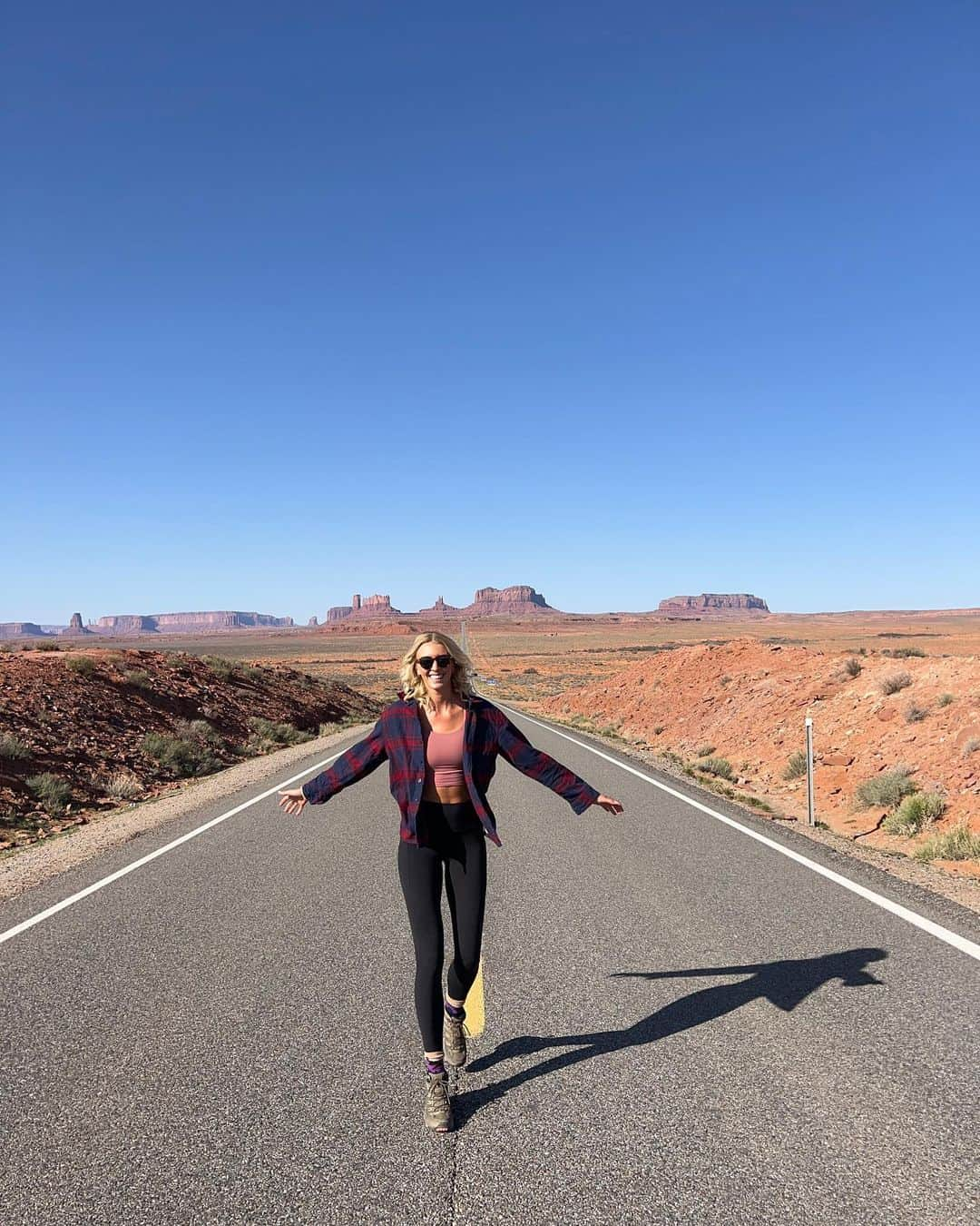 Zanna Van Dijkさんのインスタグラム写真 - (Zanna Van DijkInstagram)「Utah, it’s been a pleasure 🇺🇸   This has been one of my favourite holidays EVER! So here’s one final photo dump of some memorable moments from our two week USA road trip 🚗💨  1️⃣ Day one. Crossing the border from Arizona into Utah, we could see Monument Valley on the horizon and the excitement was building! 2️⃣ Double Arch. We hiked 30km+ this day so we could see every arch in the park! 3️⃣ Do you recognise this road from a famous film? Let me know the name in the comments if you do!  4️⃣ Entering our favourite national park of them all, home to the most dramatic landscapes we saw! 5️⃣ Our favourite viewpoint in Zion, we could have spent all day here! 6️⃣ A lady snapped this photo of us taking in the views in Canyonlands and then airdropped it to us, I love it. P.s. they think this crater was caused by a meteor!  7️⃣ I loved our picnic lunches out of our cool box every day. And I became addicted to sugar free Powerade. I need to find it in the UK! 8️⃣ Happy beans. Little did I know Ant was going to propose later this day! 9️⃣ We caught up with some friends and did the hike to Cassidy Arch in Capitol Reef together. It was a highlight of that national park! 🔟 One of our favourite “in between” stops. Willis Creek slot Canyon. A mind blowing demonstration of the power of water!   Stay tuned! There’s plenty more Utah content to come including comprehensive travel guides on my website 🫶🏼♥️ #utahroadtrip #southernutah #mightyfiveutah #mightyfive」4月29日 2時13分 - zannavandijk