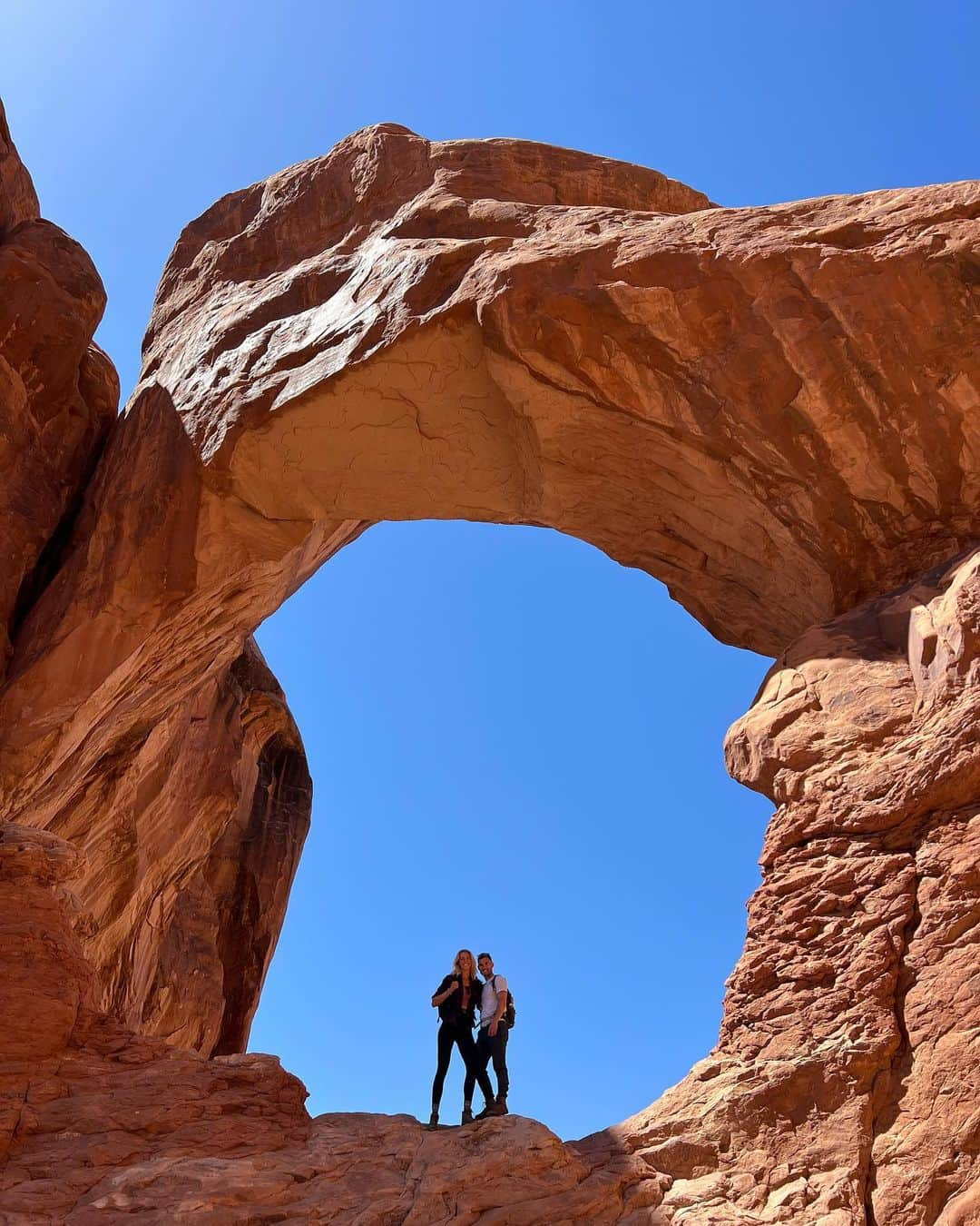 Zanna Van Dijkさんのインスタグラム写真 - (Zanna Van DijkInstagram)「Utah, it’s been a pleasure 🇺🇸   This has been one of my favourite holidays EVER! So here’s one final photo dump of some memorable moments from our two week USA road trip 🚗💨  1️⃣ Day one. Crossing the border from Arizona into Utah, we could see Monument Valley on the horizon and the excitement was building! 2️⃣ Double Arch. We hiked 30km+ this day so we could see every arch in the park! 3️⃣ Do you recognise this road from a famous film? Let me know the name in the comments if you do!  4️⃣ Entering our favourite national park of them all, home to the most dramatic landscapes we saw! 5️⃣ Our favourite viewpoint in Zion, we could have spent all day here! 6️⃣ A lady snapped this photo of us taking in the views in Canyonlands and then airdropped it to us, I love it. P.s. they think this crater was caused by a meteor!  7️⃣ I loved our picnic lunches out of our cool box every day. And I became addicted to sugar free Powerade. I need to find it in the UK! 8️⃣ Happy beans. Little did I know Ant was going to propose later this day! 9️⃣ We caught up with some friends and did the hike to Cassidy Arch in Capitol Reef together. It was a highlight of that national park! 🔟 One of our favourite “in between” stops. Willis Creek slot Canyon. A mind blowing demonstration of the power of water!   Stay tuned! There’s plenty more Utah content to come including comprehensive travel guides on my website 🫶🏼♥️ #utahroadtrip #southernutah #mightyfiveutah #mightyfive」4月29日 2時13分 - zannavandijk