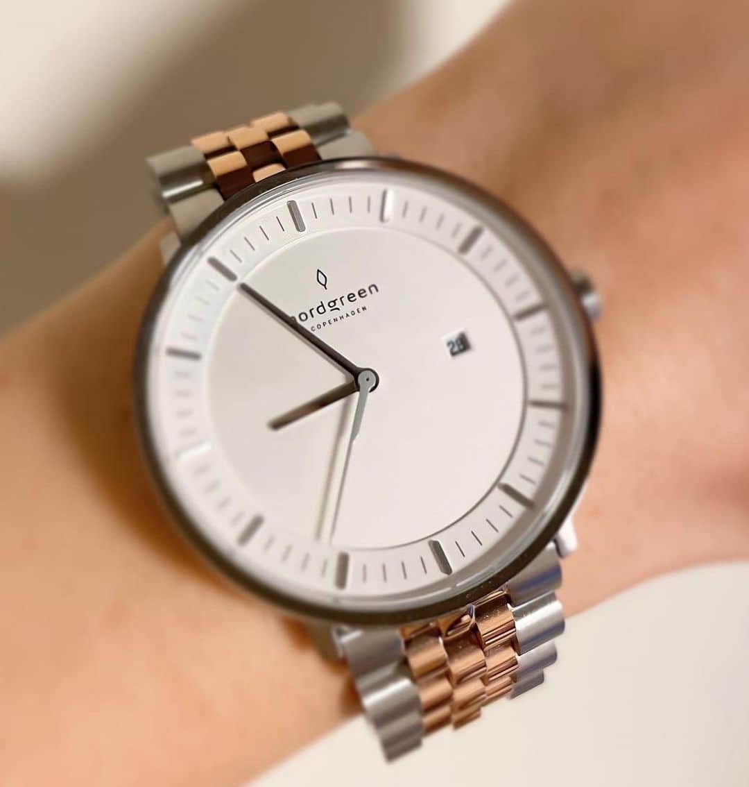 浜口順子さんのインスタグラム写真 - (浜口順子Instagram)「デンマークのサスティナブルブランド・Nordgreenさんとコラボさせていただいております✨   新生活、 新しい時計をつけて気持ちも新たに…なんて いかがでしょう？ Nordgreenさんの素敵な時計。デンマークデザインのシンプルで洗練されたデザインは、男女ともにとても使いやすくおすすめ！ 世代も問わず。プレゼントにもめっちゃ良いですよ！母の日や父の日のプレゼントにもめっちゃ良いですよ！ 替えのストラップも簡単に取り替えできます。 今回は替えのストラップ、シルバーとピンクゴールドにしてみましたっ。 がらっと雰囲気変わりますね。  詳細はここから↓ https://nordgreen.jp/?fbclid=PAAaZ828kJWIv_0zXD7OV6lpy2bYTKFAPARmrStYm_m45rPdVBbt9lDLGr1tY URL :  https://bit.ly/3ZWi7dyv　（ストーリーとハイライトにリンク貼っておきます！）  15%OFFクーポンコード : DJABK  (有効期限４月末まで) まもなく有効期限終わりますよ〜！ クーポンコード、お忘れずに！   #nordgreen #ノードグリーン  #腕時計   ※再掲載しました🙏 いいねくださっていた皆様 申し訳ないです💦」4月29日 2時15分 - hamaguchijunko