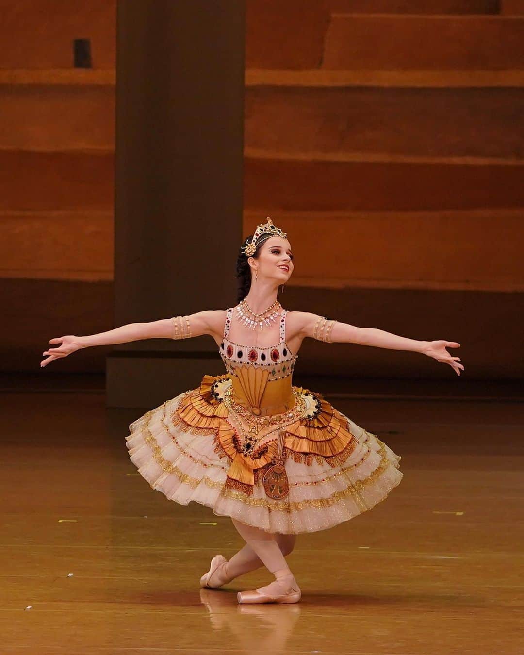 マリア・コーレワのインスタグラム：「Can’t wait to wear this gorgeousness again!!! We perform LA FILLE DU PHARAON again this Sunday 🤞🏻✨ Photos by @anfffoto   Не терпится снова надеть на себя все это великолепие!!! Уже в воскресенье, 30го апреля, у нас снова ДОЧЬ ФАРАОНА 🤞🏻✨ Фотографии @anfffoto」