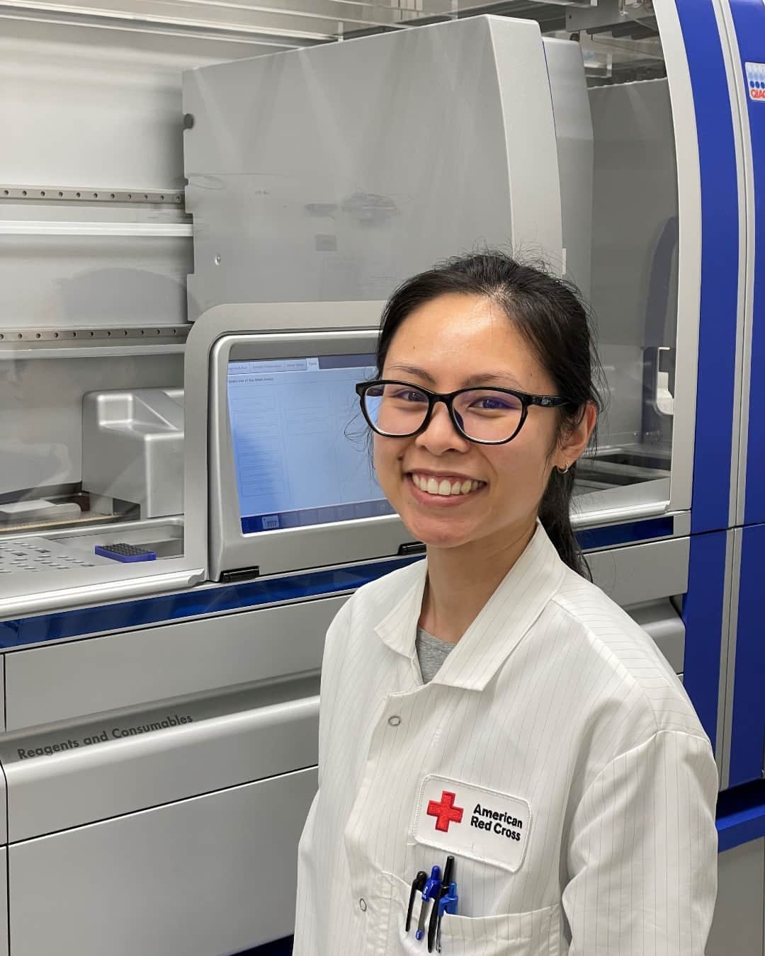 ネーブ・キャンベルのインスタグラム：「Have you ever met a molecular technologist? 🔬Yen is an amazing one working with the Red Cross to save lives each day. For her job, she performs molecular genotyping of red blood cell antigens to find compatible donor matches for patients.   If you're interested in pursuing a career with us like hers, tap the link in our bio to view open job opportunities! #RedCrossCareers #LabWeek」