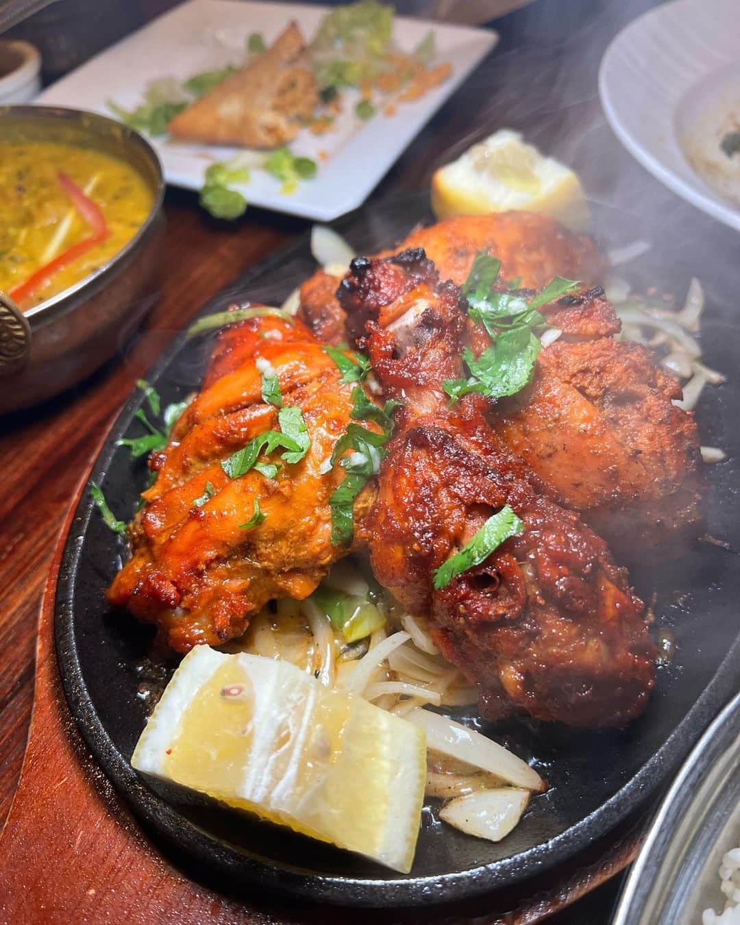 ライナ・ホワンさんのインスタグラム写真 - (ライナ・ホワンInstagram)「Some of the best Indian food in Vegas @tajpalacelv 😳 this place has amazing naan and curries - my favorite is the lamb 🐑 curry 🤤🤤🤤」4月29日 2時35分 - rainaiscrazy