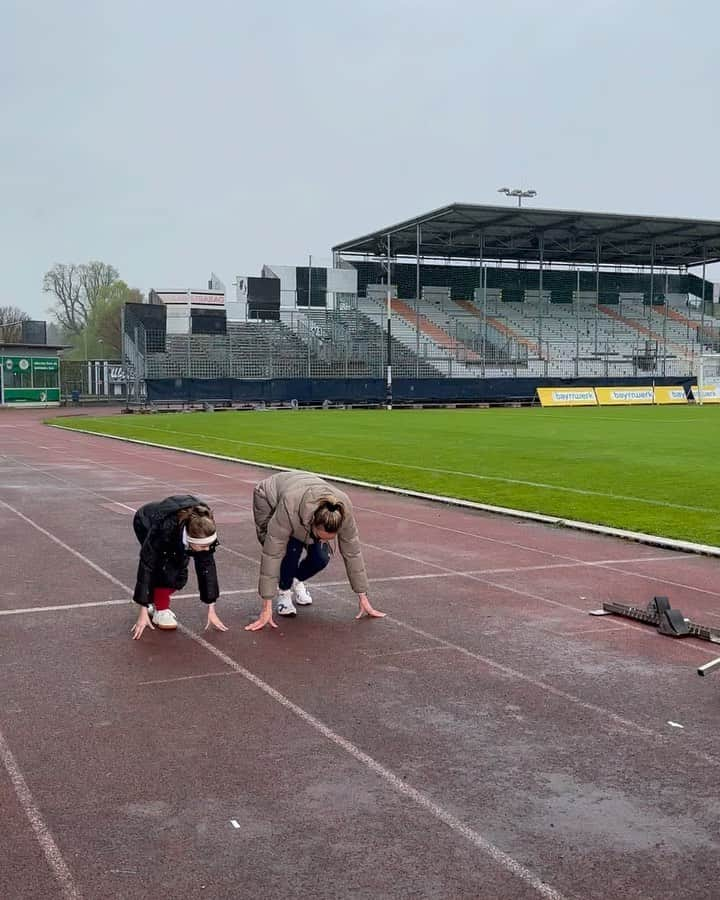 アレクサンドラ・ブルクハルトのインスタグラム：「Wrapping up. In the rain. With confetti. On my birthday. Thank you team, it is awesome to be part of this!  #dreamon #minime @on_running」