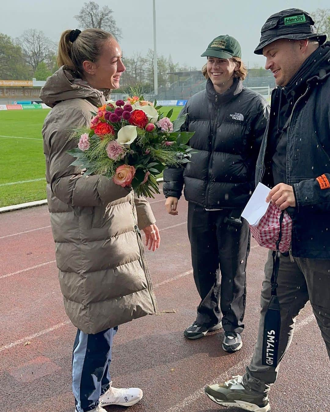 アレクサンドラ・ブルクハルトさんのインスタグラム写真 - (アレクサンドラ・ブルクハルトInstagram)「Wrapping up. In the rain. With confetti. On my birthday. Thank you team, it is awesome to be part of this!  #dreamon #minime @on_running」4月29日 2時36分 - lexbu