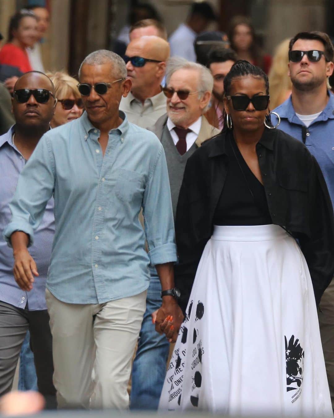 Just Jaredさんのインスタグラム写真 - (Just JaredInstagram)「Former First Couple Barack and Michelle Obama held hands while touring Barcelona. They're in the country to catch Bruce Springsteen in concert and were joined by another famous face. Learn more on JustJared.com! #BarackObama #MichelleObama Photos: Backgrid」4月29日 2時37分 - justjared