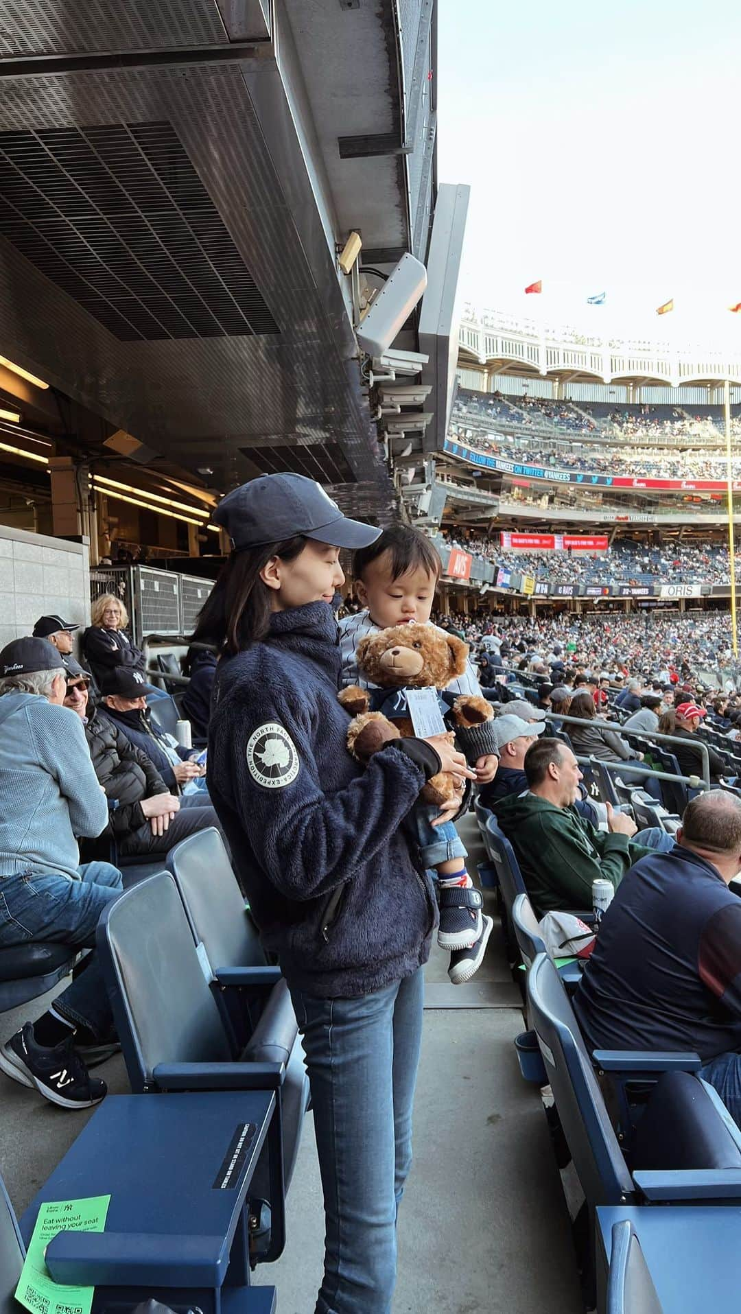 大出千尋のインスタグラム：「Angels vs Yankees ⚾️🔥  初のYankees Stadiumへ 1ヶ月もしないうちに大谷選手、そしてトラウト選手のコンビを見ることができて感激☺️ バッターボックスに立っている選手を知らなくても、ピザとビールを片手に夢中になりながら自由で明るいムードの解放感を体感できただけで楽しかったです🔥🫶 . #yankees#yankeestadium#mlb #baseball#newyork#angels #ニューヨーク生活 #1歳4ヶ月#男の子ママ」