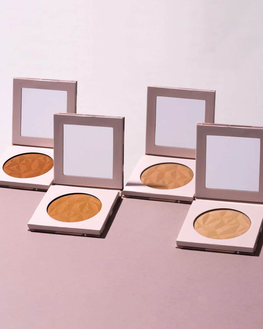 Linda Hallbergさんのインスタグラム写真 - (Linda HallbergInstagram)「Reklam för @lhcosmetics Today we’re finally launching our beloved bronzers 😍😍 after months and months of trying to find the perfect luminous formula it’s finally here: Infinity Bronzer. Four shades, creamy powder bronzer that melts into your skin and looks amazing! Go to LHcosmetics.com to find your perfect shade ❤️」4月29日 2時43分 - lindahallberg