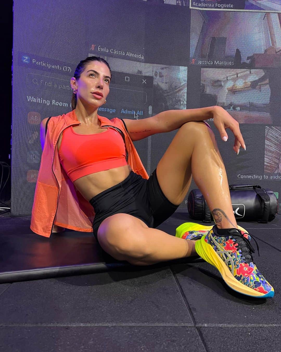 のインスタグラム：「Toda fitness ela 💁🏽‍♀️🔥✨  Look @asicsbrasil  Minha vida todinha: @academiafoguete」