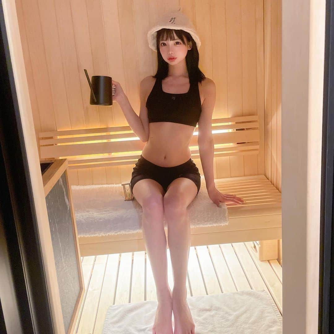 米倉みゆさんのインスタグラム写真 - (米倉みゆInstagram)「行ってきましたよ ホテル みなと♨️ . テルマー湯ぶりの西麻布🈂️ウナ！ ずっと行きたかった念願🈂️ウナ～！ . なみちゃん @0620_nami と 1泊2日☀️ 夜に配信しました！(みんなYouTubeみてくれたかな？ ) . この時泊まったのは ラグジュアリールーム！ その他にも露天風呂付のスイートも…🤔💭✨ . 大浴場に🈂️ウナがついた ホテルはよくあるけど 個室サウナがついたホテルはほぼこの辺じゃないよね🙄🙄？ . みなとは、お部屋が広くて綺麗なのはもちろんだけど 🈂️ウナもしっかりしてて 水風呂も追加注文で氷が無料で頼めちゃった！(画像参照) . しっかりキンキンで 1、2セットでガンガンととのった～◜. ̫.◝ 次の日12:00チェックアウトだから あ🈂️ウナしようと思い2セットで終わらせました😴😴 . 次の日の朝ごはんもついてて 朝起きて1セットして 気持ちよくお仕事へgo！ . 贅沢すぎ～～！きゃ～！ あ、あとサウナハットが ちょー可愛い㊙️㊙️笑 . . . . . . . . . #サ活する米倉   #ホテルみなと  #minato #西麻布 #六本木 #サウナ #サ活 #サウナ女子  #サウナイキタイ  #サウナハット  #サウナー  #サウナ部  #サウナ好きな人と繋がりたい  #サウナボーイ  #サウナ好き  #サウナガール  #サウナ好きと繋がりたい  #ととのう  #ととのった  #水着 #水着女子  #水着コーデ #港区ホテル  #西麻布ホテル  #サウナ完備 #スポーツウェア #japan #roppongi #nishiazabu #tokyo」4月29日 2時46分 - yone__miyu630