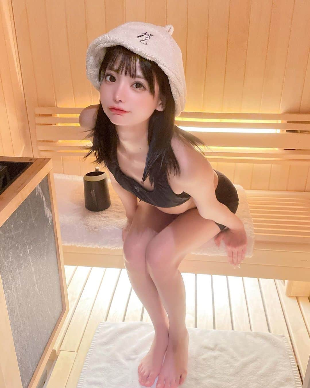 米倉みゆさんのインスタグラム写真 - (米倉みゆInstagram)「行ってきましたよ ホテル みなと♨️ . テルマー湯ぶりの西麻布🈂️ウナ！ ずっと行きたかった念願🈂️ウナ～！ . なみちゃん @0620_nami と 1泊2日☀️ 夜に配信しました！(みんなYouTubeみてくれたかな？ ) . この時泊まったのは ラグジュアリールーム！ その他にも露天風呂付のスイートも…🤔💭✨ . 大浴場に🈂️ウナがついた ホテルはよくあるけど 個室サウナがついたホテルはほぼこの辺じゃないよね🙄🙄？ . みなとは、お部屋が広くて綺麗なのはもちろんだけど 🈂️ウナもしっかりしてて 水風呂も追加注文で氷が無料で頼めちゃった！(画像参照) . しっかりキンキンで 1、2セットでガンガンととのった～◜. ̫.◝ 次の日12:00チェックアウトだから あ🈂️ウナしようと思い2セットで終わらせました😴😴 . 次の日の朝ごはんもついてて 朝起きて1セットして 気持ちよくお仕事へgo！ . 贅沢すぎ～～！きゃ～！ あ、あとサウナハットが ちょー可愛い㊙️㊙️笑 . . . . . . . . . #サ活する米倉   #ホテルみなと  #minato #西麻布 #六本木 #サウナ #サ活 #サウナ女子  #サウナイキタイ  #サウナハット  #サウナー  #サウナ部  #サウナ好きな人と繋がりたい  #サウナボーイ  #サウナ好き  #サウナガール  #サウナ好きと繋がりたい  #ととのう  #ととのった  #水着 #水着女子  #水着コーデ #港区ホテル  #西麻布ホテル  #サウナ完備 #スポーツウェア #japan #roppongi #nishiazabu #tokyo」4月29日 2時46分 - yone__miyu630