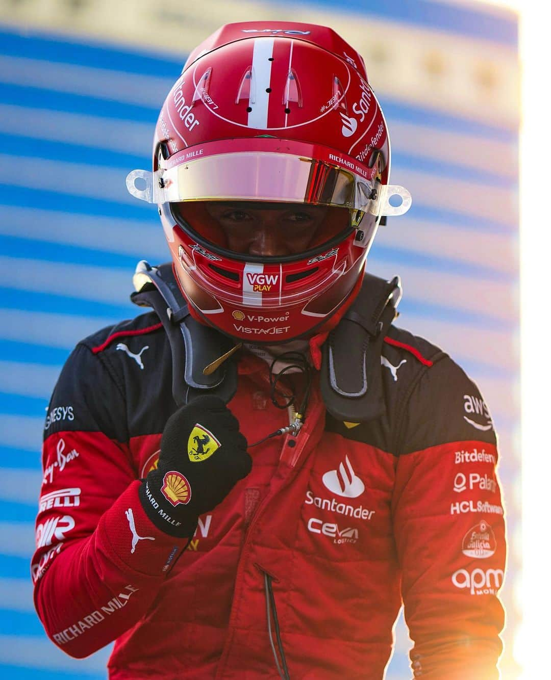 シャルル・ルクレールさんのインスタグラム写真 - (シャルル・ルクレールInstagram)「First pole of the season, it feels really good and the lap was 🔥 The feeling with the car was really good too, proud @scuderiaferrari ❤️」4月29日 2時48分 - charles_leclerc