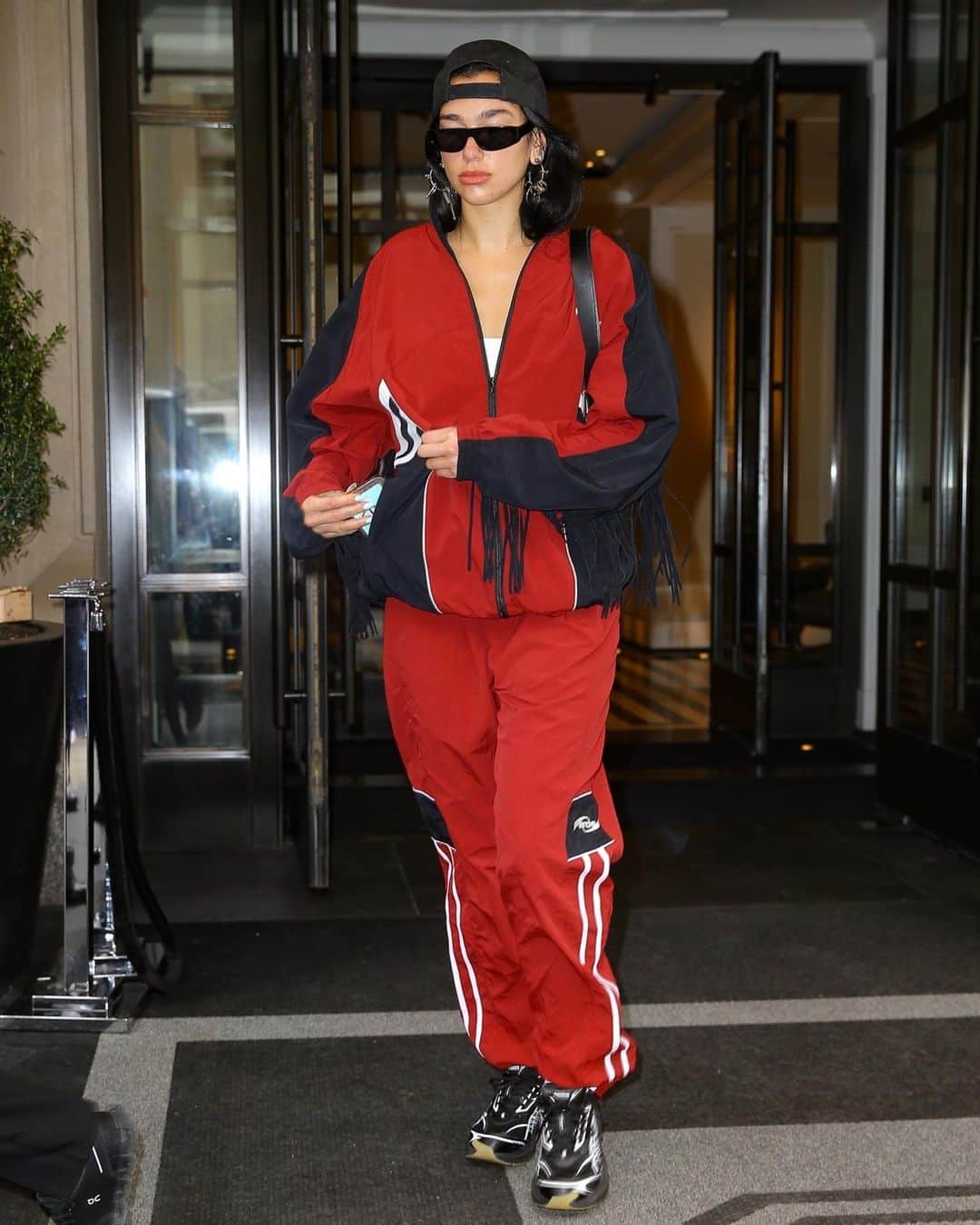 Just Jaredさんのインスタグラム写真 - (Just JaredInstagram)「Dua Lipa has arrived in New York City ahead of the 2023 Met Gala, and she showed off her effortlessly cool street style during an outing today. We've got more pics on JustJared.com! #DuaLipa Photos: Backgrid」4月29日 2時48分 - justjared