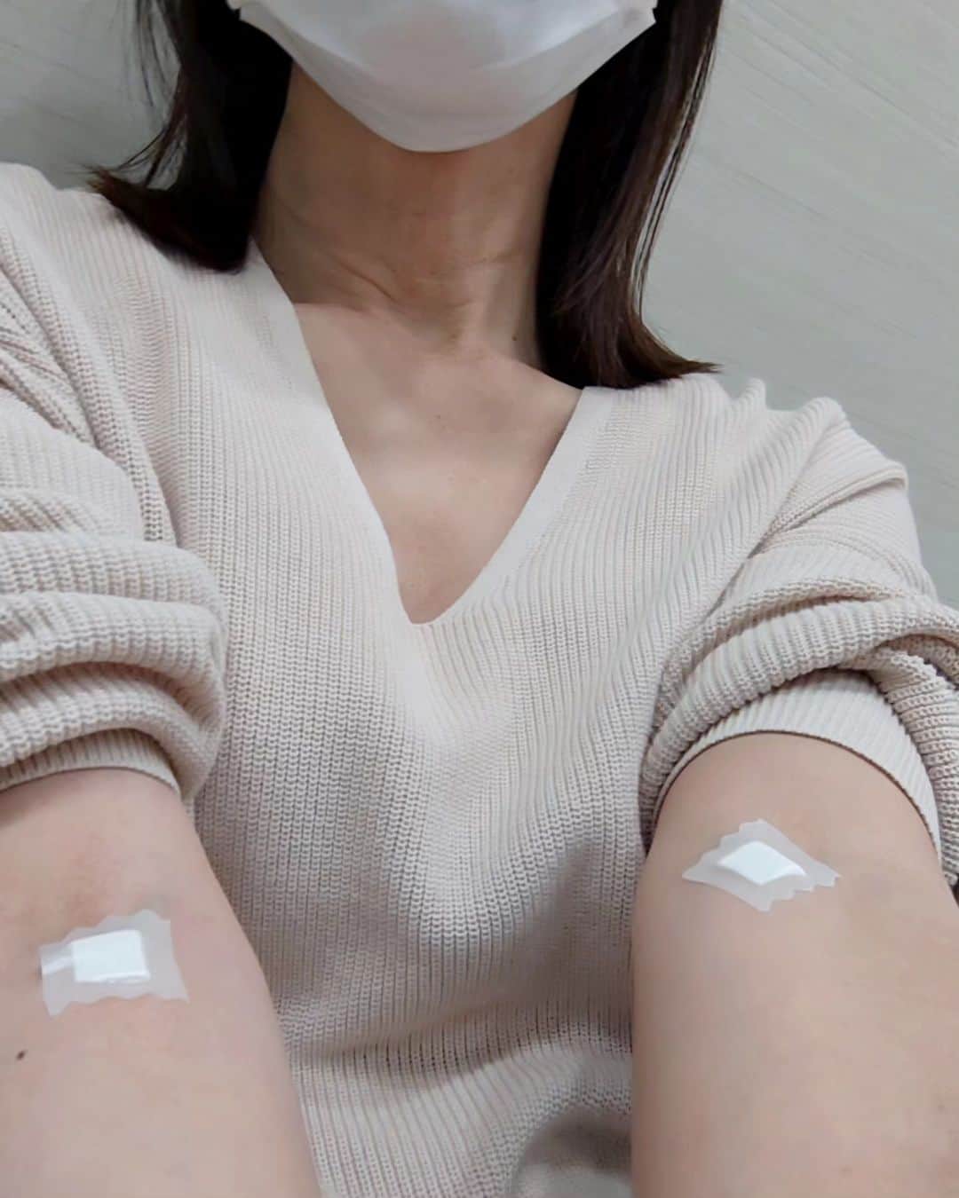 中田有紀のインスタグラム：「昔から注射が苦手です💦 幼少期にトラウマになるような出来事があり、毎回緊張します😖 なのに！！ 両腕に注射の跡！どういうことだ！笑 気持ち的にぐったりですわー。 一日のパワー、使い果たしました…😭 #人間ドック #採血検査 #内視鏡検査 #鎮静剤」