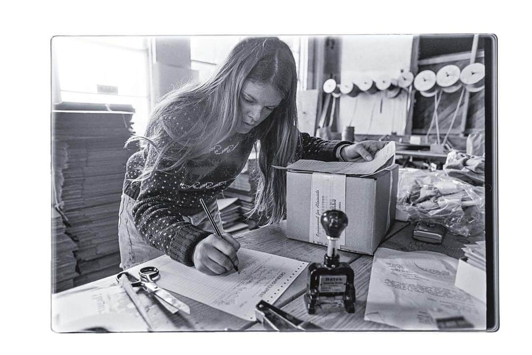 patagoniaさんのインスタグラム写真 - (patagoniaInstagram)「In the early '70s, Gary Regester got an inside look at Chouinard Equipment while taking photos for a class assignment.   This photo essay from the Spring 2023 50th anniversary Patagonia Journal resurfaces his photos and shares how he unwittingly helped us arrive at a more journalistic approach to commercial photography. Or what our founder, Yvon Chouinard, calls “an honest shot: Real people doing real things.”   Read story through link in bio.」4月29日 2時49分 - patagonia