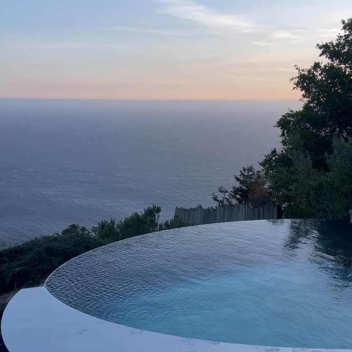 ケイトリン・ディーヴァーのインスタグラム：「🌊🫐🍞🐋💫🌳🏕️👯‍♀️」