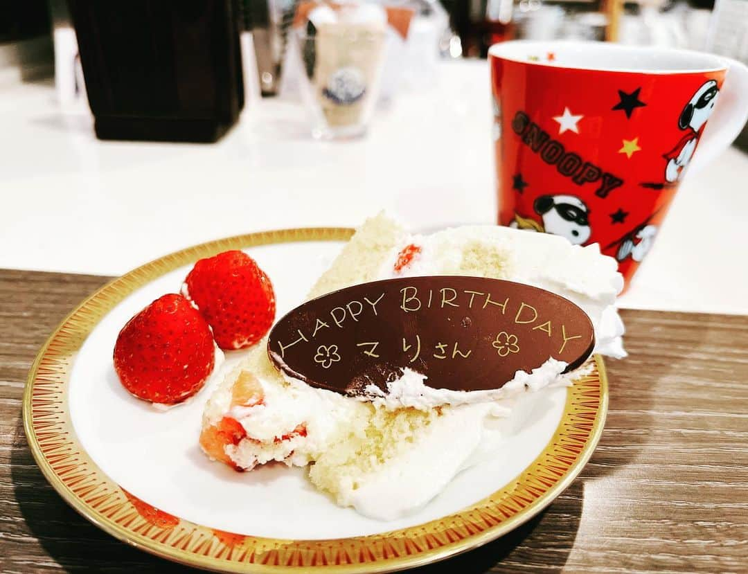 ミズノマリさんのインスタグラム写真 - (ミズノマリInstagram)「🎂 無事なんとか50に辿り着きました。 でも、 人のイチゴを横取りする大人気ない50です🍓  明日は節目の誕生日コンサート。 緊張と興奮で またこんな時間まで眠れない…  頑張ります🎙💃」4月29日 3時08分 - mari_mizuno