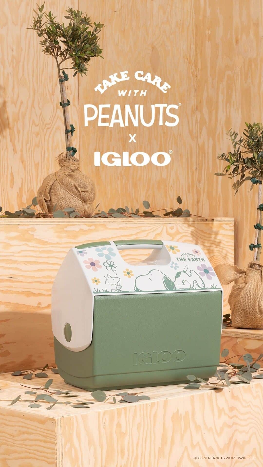 スヌーピーのインスタグラム：「Celebrate Arbor Day with this brand new ECOCOOL Playmate cooler from @igloocoolers made with recycled post-consumer plastic! We hope this cooler inspires you to get outside, hug a tree, and embark on an outdoor adventure 🌳 🌎   Shop at the link in bio.」