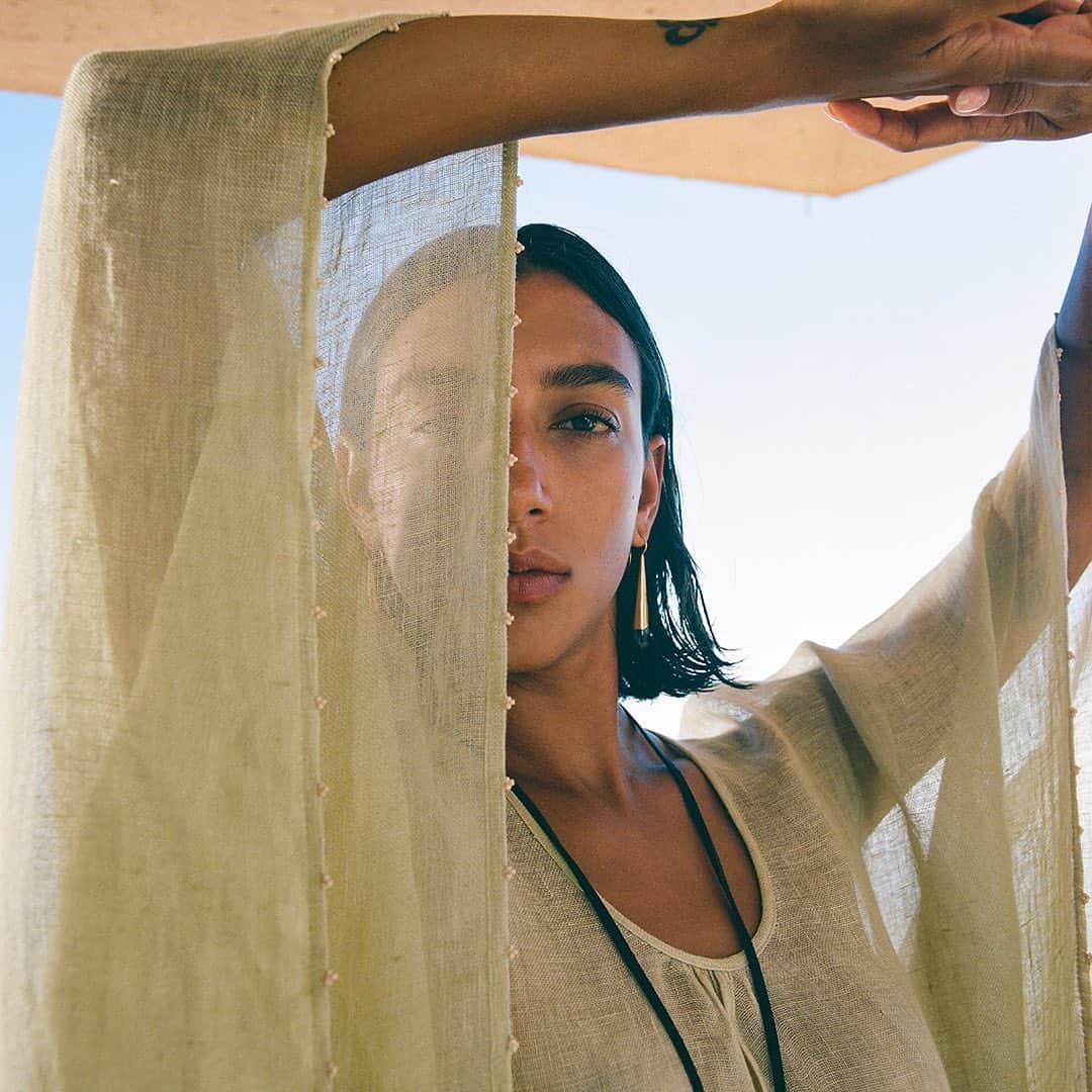 チャンルーのインスタグラム：「Delicate and hand-beaded details to our Calypso Caftan made from 100% linen 🪡」