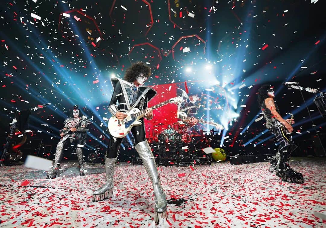 KISSのインスタグラム：「#BuenosAires! TONIGHT WE ROCK! Be Loud #KISSARMY! See you at Parque de la Ciudad! #EndOfTheRoadTour #Argentina」