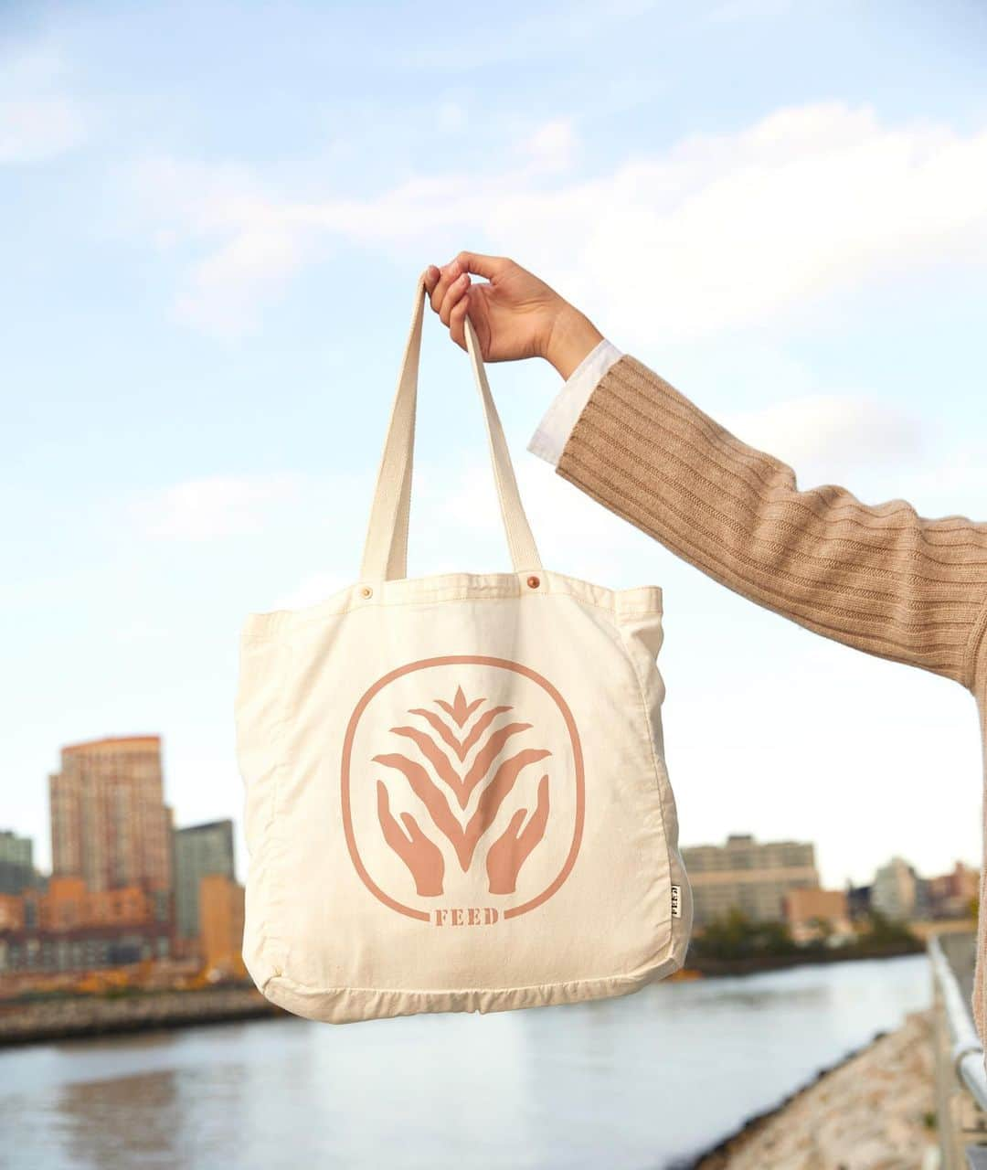 フィードプロジェクツのインスタグラム：「A new statement tote has joined the family. Meet the Emblem Tote✨Designed to embody the FEED brand, each Organic cotton tote provides 10 school meals and a $5 donation to @thefeed_foundation」