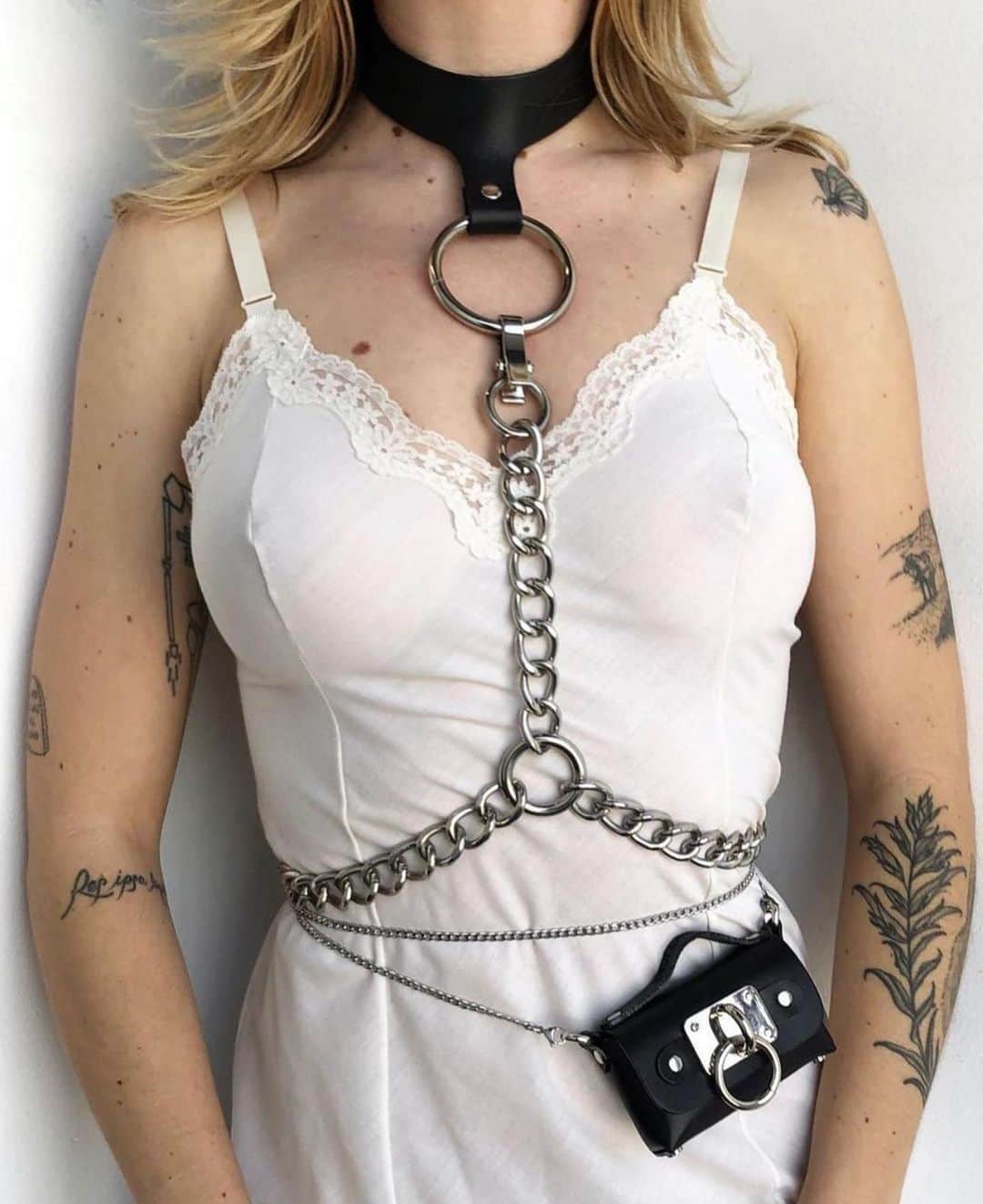 ZANA BAYNEのインスタグラム：「Springtime loves leather, didn’t you know?  @clancyallcaps in the Wendy O-Ring Harness & Tiny Choker Bag - exclusively online, link in bio 🌹」