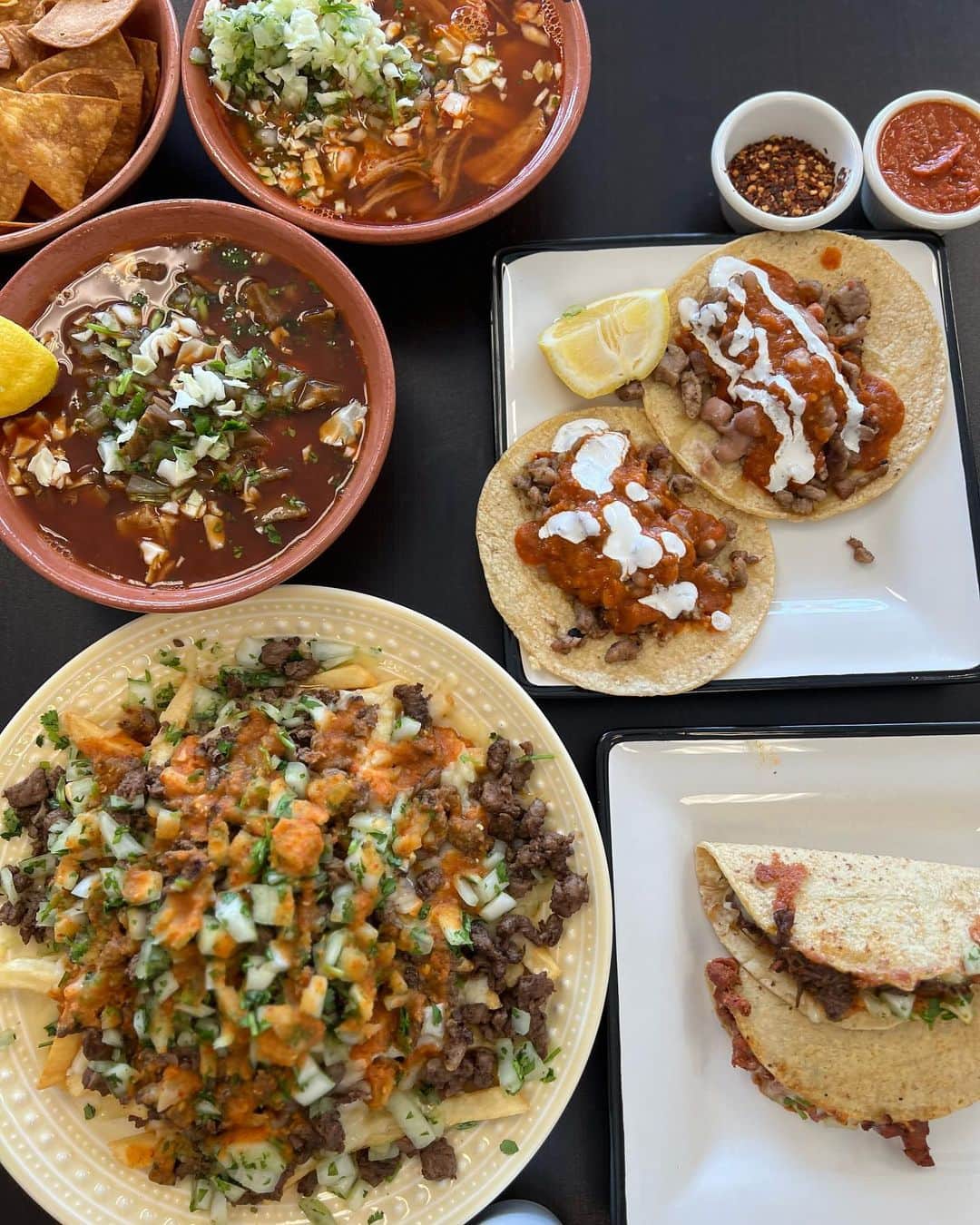 ライナ・ホワンさんのインスタグラム写真 - (ライナ・ホワンInstagram)「An amazing spot for Mexican food y’all gotta hit up this week @los.consomes 😳😳 their pozole is so heartwarming 🥰」4月29日 3時28分 - rainaiscrazy