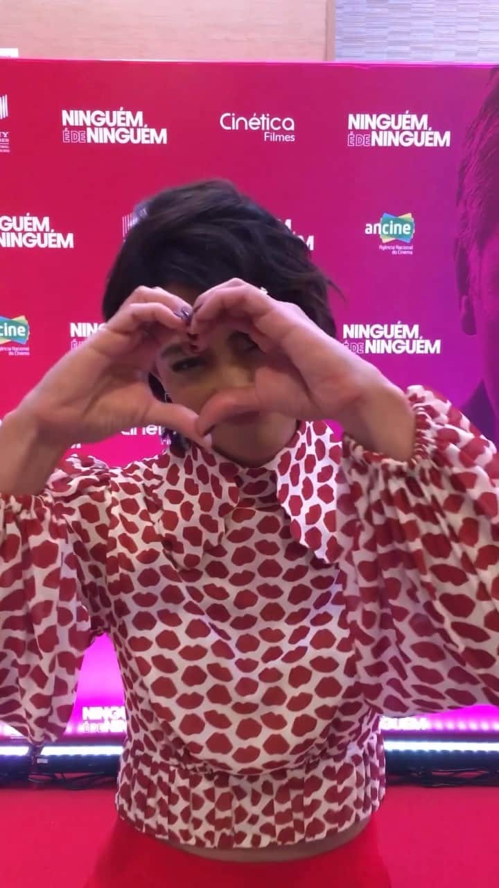カロウ･カストロのインスタグラム：「❤️ eu sei que sou suspeita e não falo em outra coisa, mas é entrega e amor demais envolvido, sabe? Além de uma honra e missão cumprida que precisa chegar nas pessoas… Vamos aproveitar o final de semana e ir ao cinema ver um filme que vai te emocionar, despertar, chorar, sorrir, tocar o coração e te fazer sair mais leve ? Ãhn? Ãhn? Vejam os comentários de quem já viu…é realmente transformador ! ❤️ #Repost @seriescomcafeblog ・・・ Confira o recadinho da @castrocarol sobre o filme ‘Ninguém é de Ninguém’ que já está nos cinemas. • • #ninguémédeninguém #zibiagasparetto #cinemanaciona #carolcastro #dantonmello #roccopitanga #palomabernardi #wagnerdeassis」
